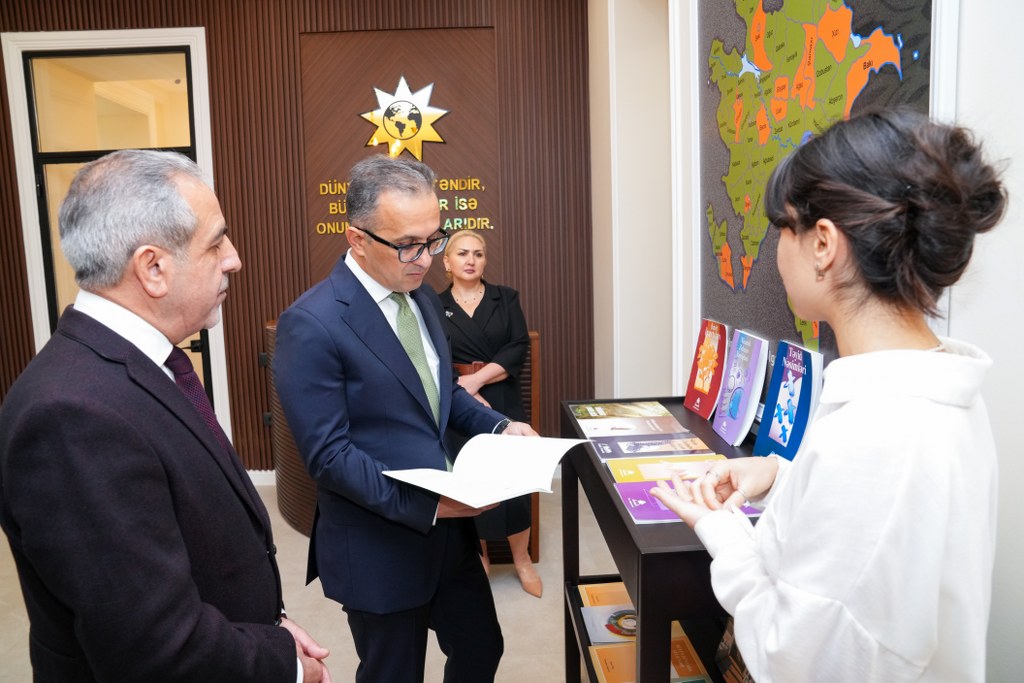Komitə sədri Azərbaycan Bəhailəri Dini Mərkəzinin fəaliyyəti ilə tanış olub - Image 3