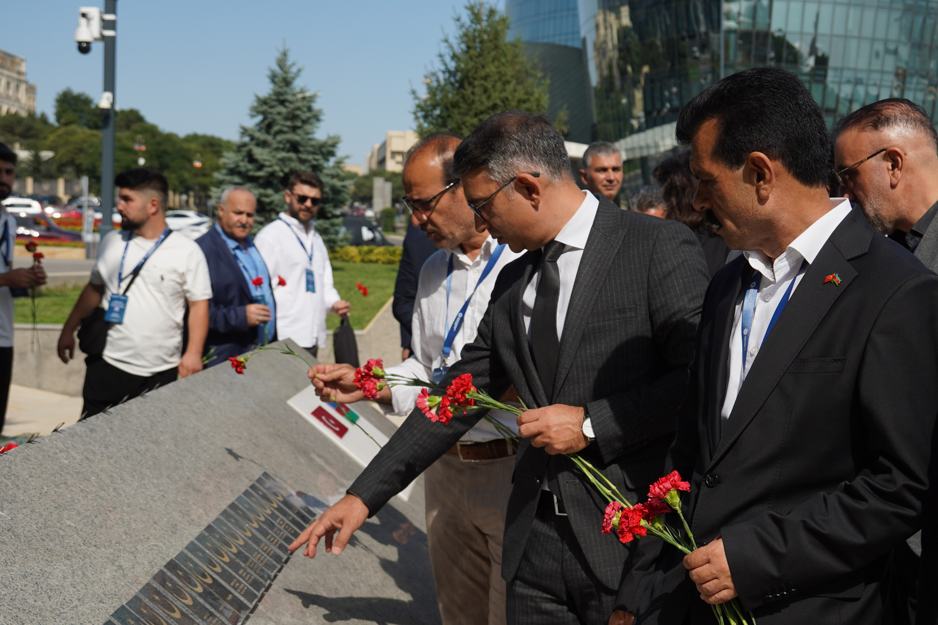 Ölkəmizdə səfərdə olan din xadimləri Fəxri xiyaban, Şəhidlər xiyabanı və “Türk şəhidliyi” abidəsini ziyarət ediblər - Image 17