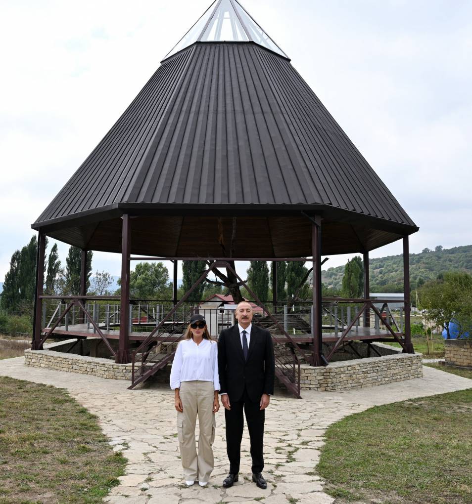 Prezident İlham Əliyev və birinci xanım Mehriban Əliyeva Şamaxıda Pir Ömər Sultan ziyarətgahında aparılan konservasiya işləri ilə tanış olublar - Image 3