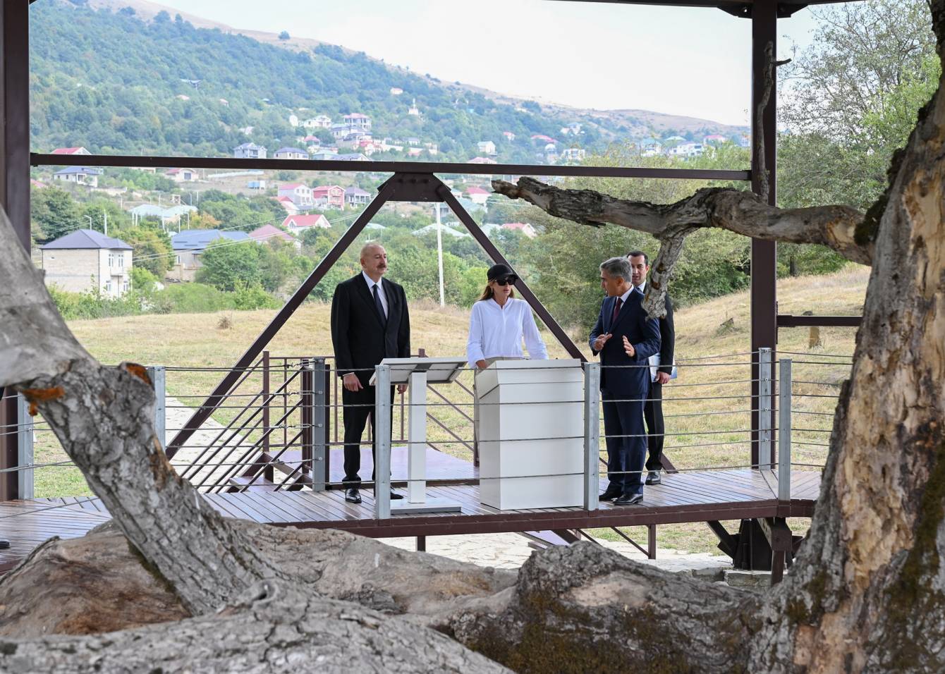 Prezident İlham Əliyev və birinci xanım Mehriban Əliyeva Şamaxıda Pir Ömər Sultan ziyarətgahında aparılan konservasiya işləri ilə tanış olublar - Image 2