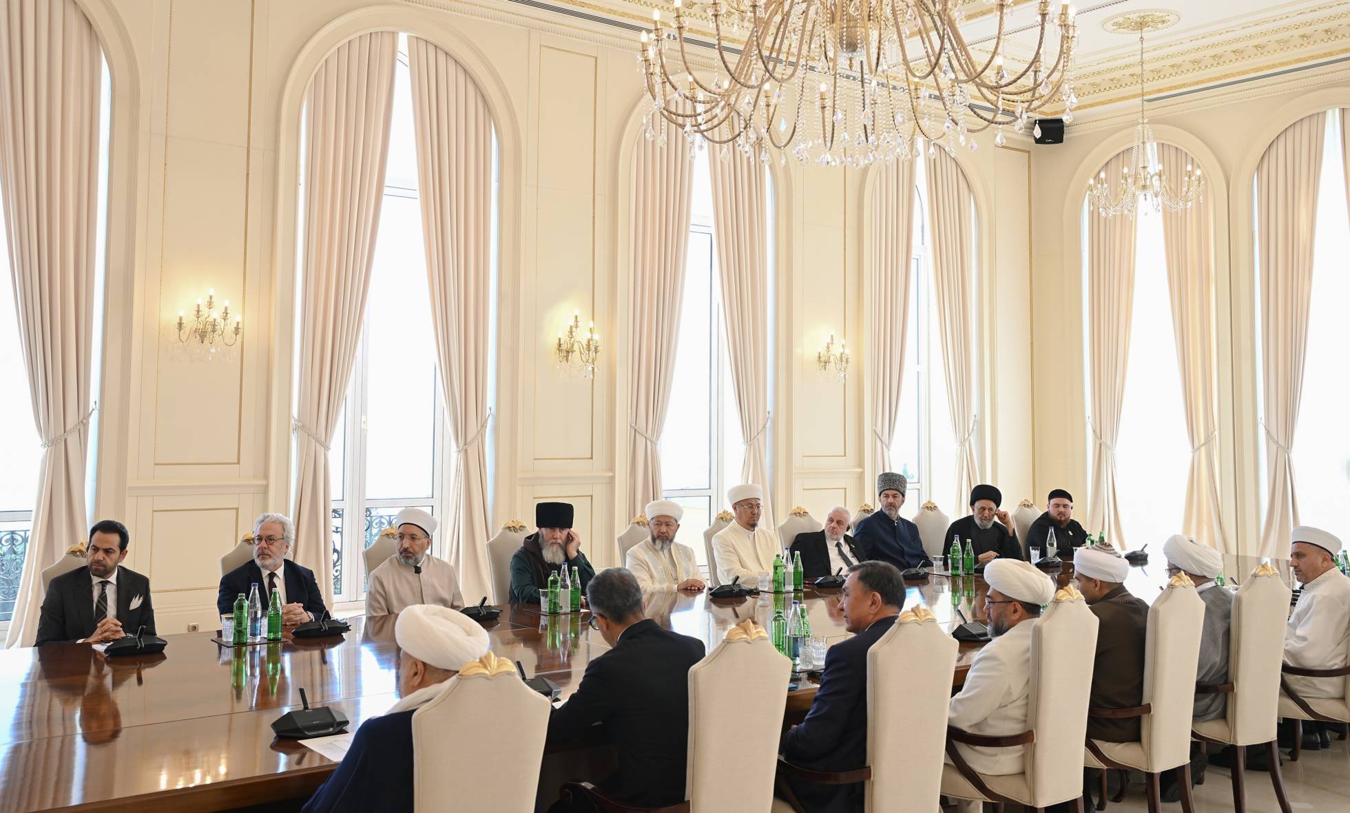 Prezident İlham Əliyev Bakıda keçirilən beynəlxalq konfransların iştirakçılarını qəbul edib - Image 10