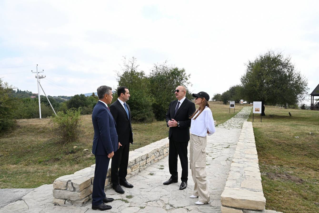 Prezident İlham Əliyev və birinci xanım Mehriban Əliyeva Şamaxıda Pir Ömər Sultan ziyarətgahında aparılan konservasiya işləri ilə tanış olublar - Image 8