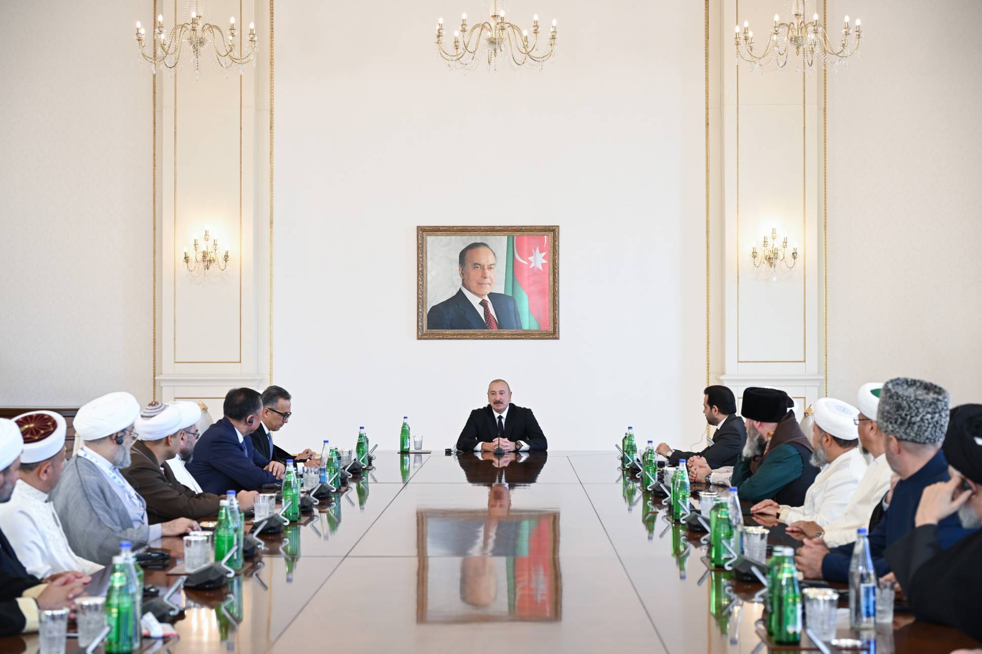 Prezident İlham Əliyev Bakıda keçirilən beynəlxalq konfransların iştirakçılarını qəbul edib - Image 2