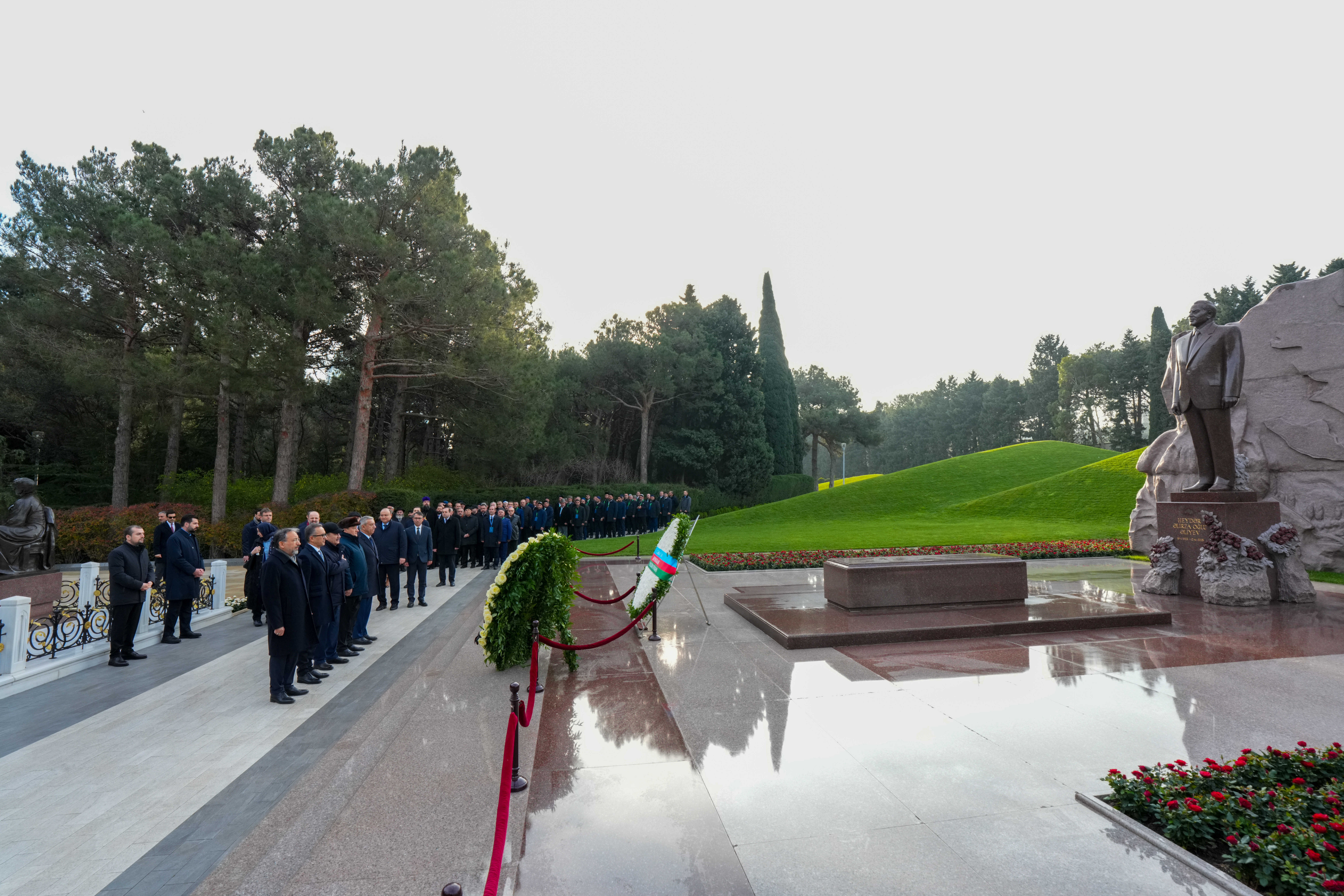 Azərbaycan Din Xadimlərinin II Forumunun iştirakçıları Fəxri xiyaban, Zəfər abidəsi və Hərbi Qənimətlər Parkını ziyarət ediblər