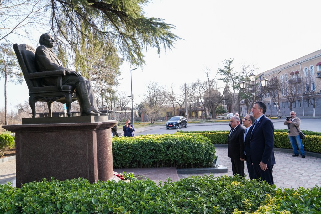 Rustavi şəhərində Ulu Öndərin abidəsi ziyarət olunub - Image 4