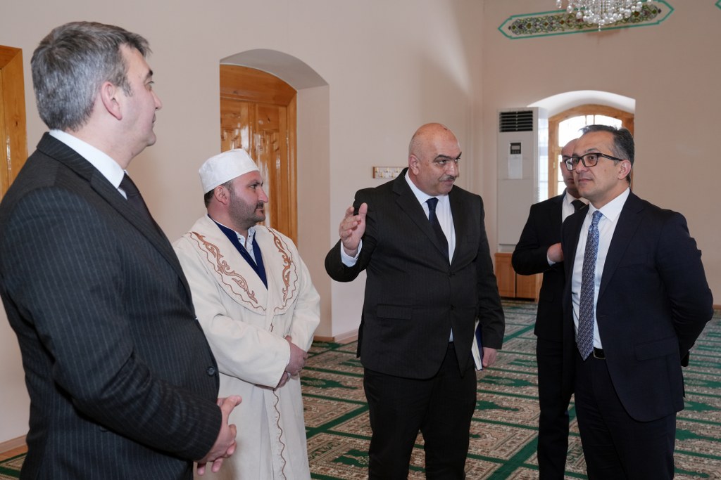 Dövlət Komitəsinin sədri Qaxda yerləşən yerləşən dini ibadətgahların fəaliyyəti ilə tanış olub - Image 16