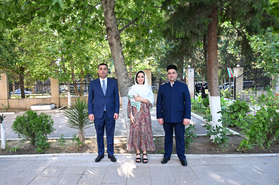 Leyla Əliyeva Yevlaxda Cümə məscidini ziyarət edib - Image 3