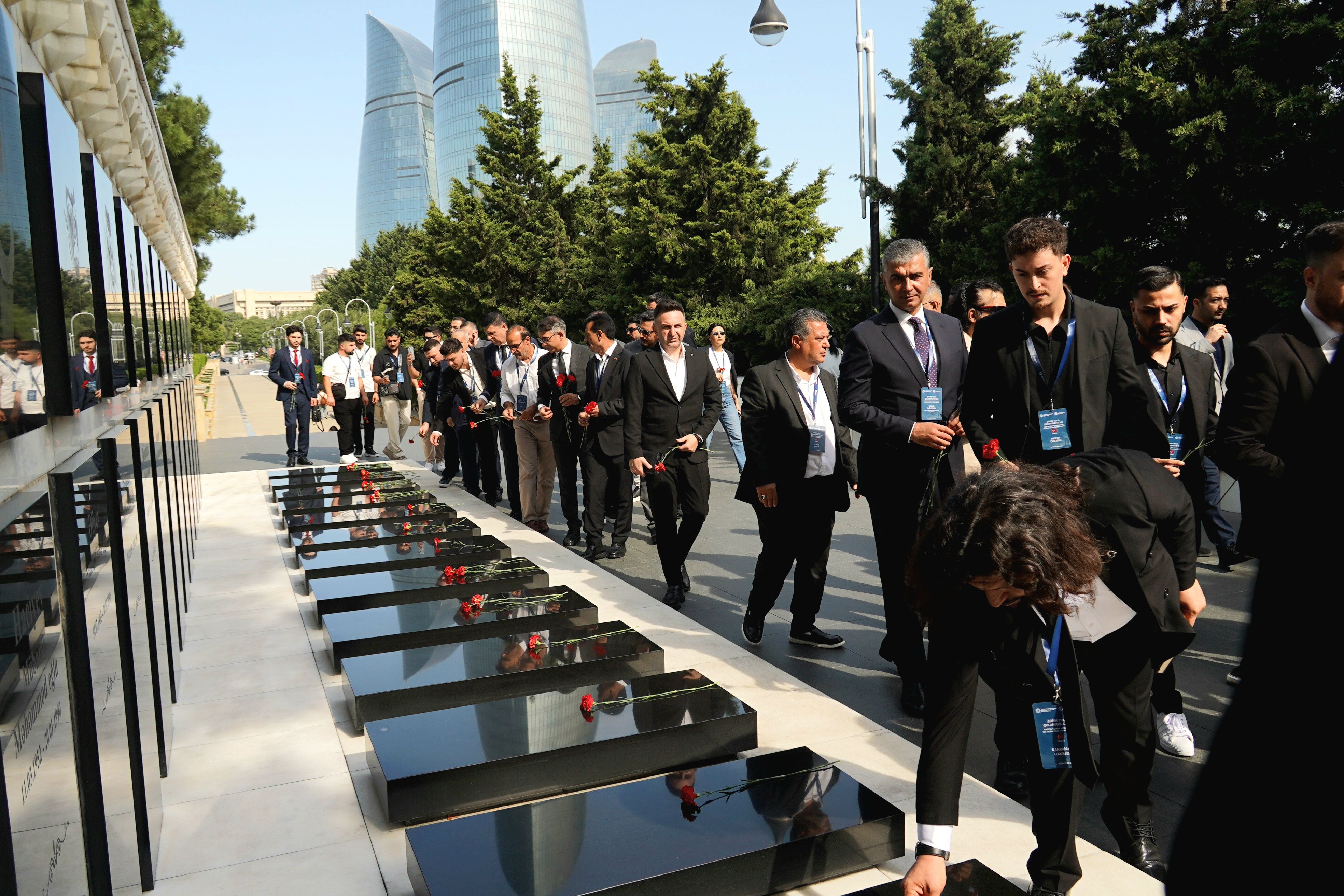 Ölkəmizdə səfərdə olan din xadimləri Fəxri xiyaban, Şəhidlər xiyabanı və “Türk şəhidliyi” abidəsini ziyarət ediblər - Image 12