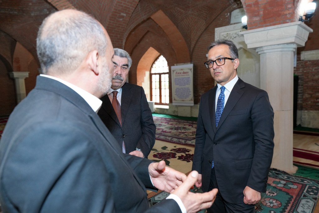 Dövlət Komitəsinin sədri Salyan şəhərində yerləşən məscidlərin fəaliyyəti ilə tanış olub - Image 10
