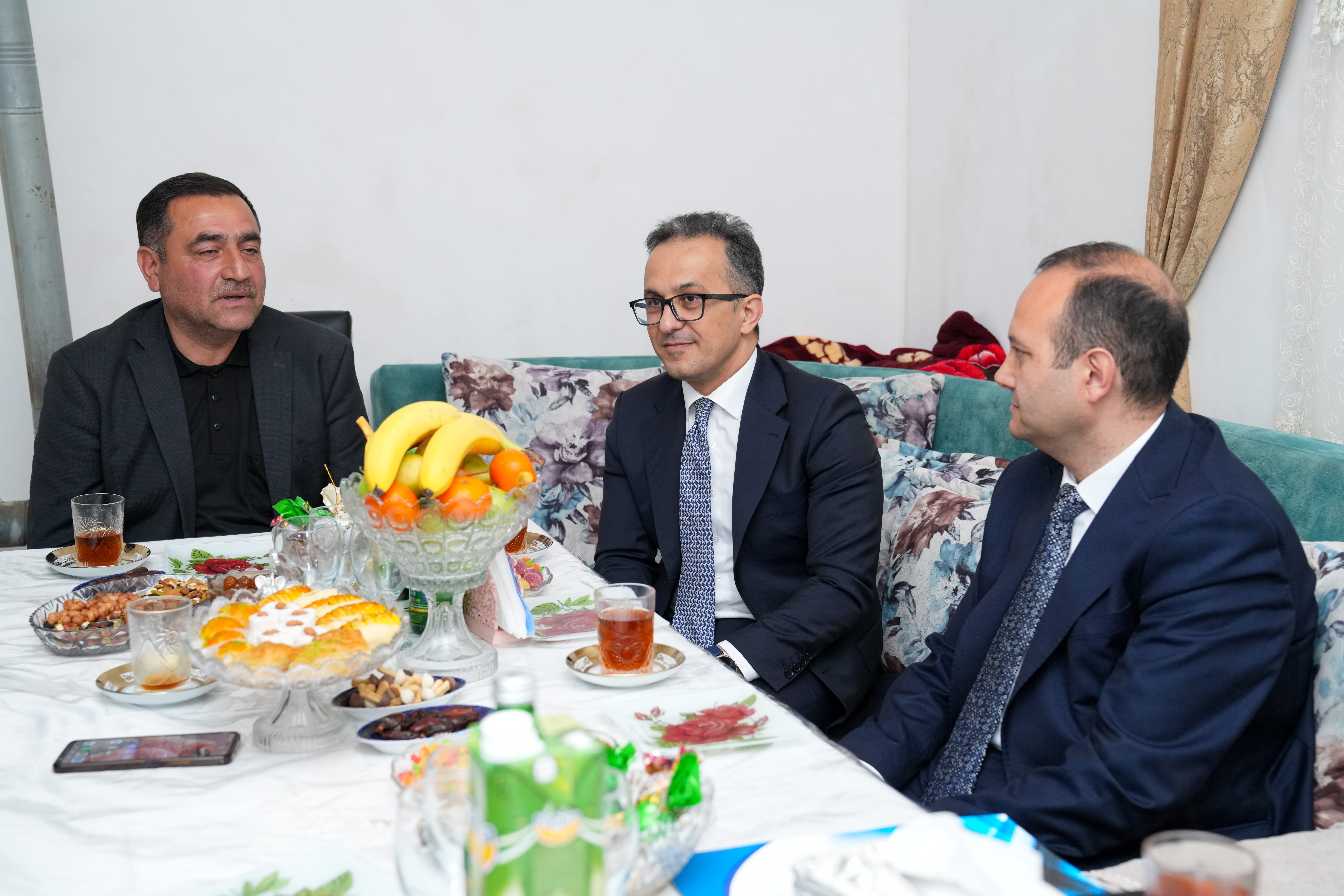 Dövlət Komitəsinin sədri tələbənin ailəsini ziyarət edib - Image 2
