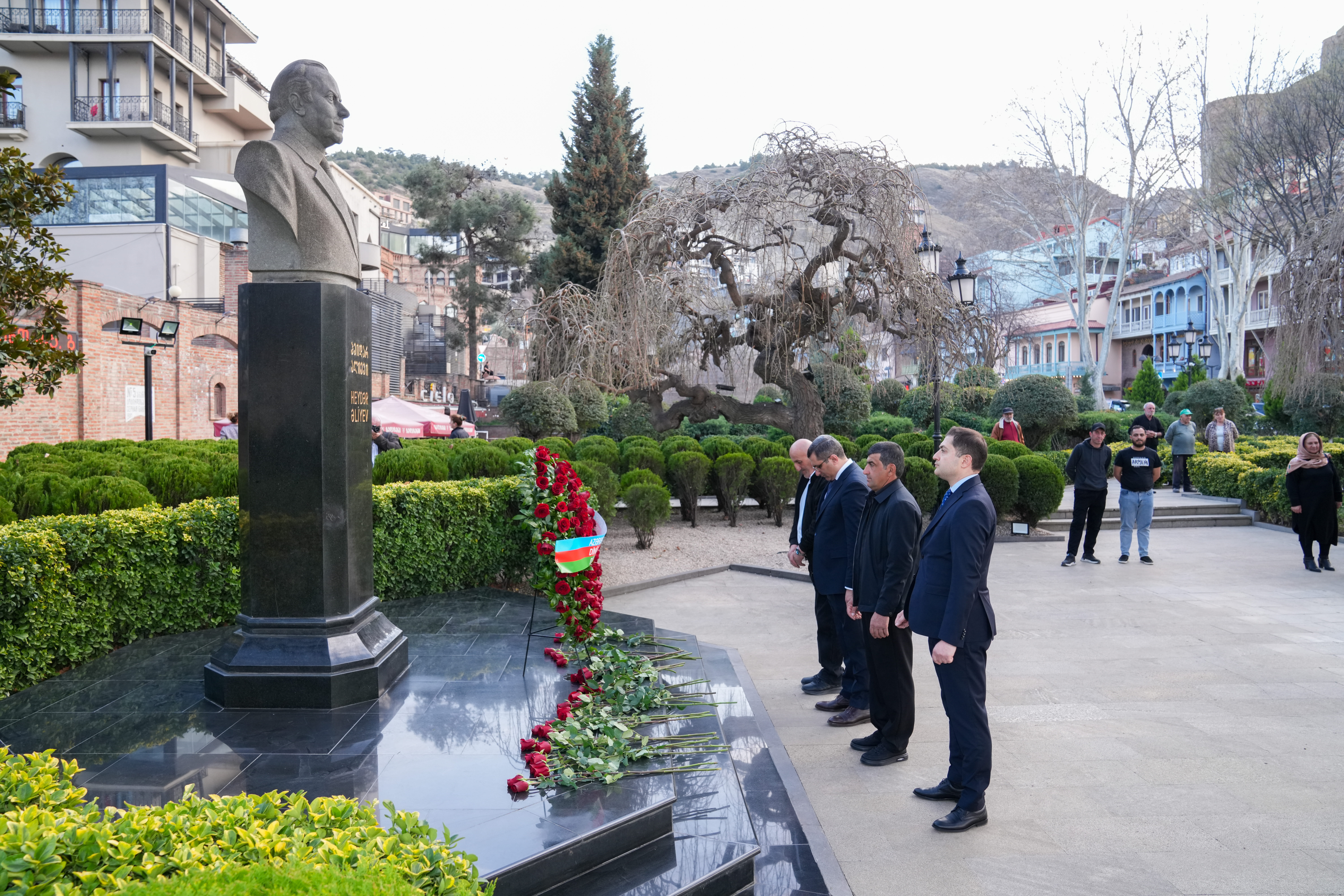 Tbilisidə Ulu Öndər Heydər Əliyevin abidəsi ziyarət edilib - Image 1