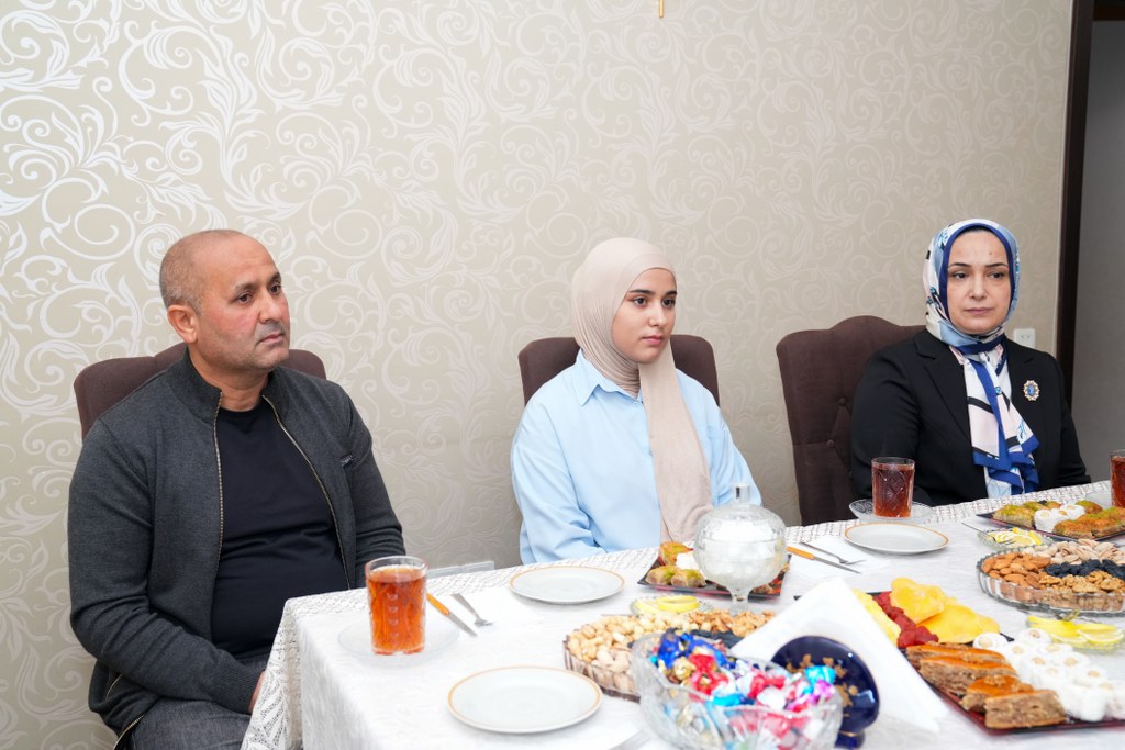 Dövlət Komitəsinin sədri Aİİ-də təhsil alan tələbənin evini ziyarət edib - Image 5