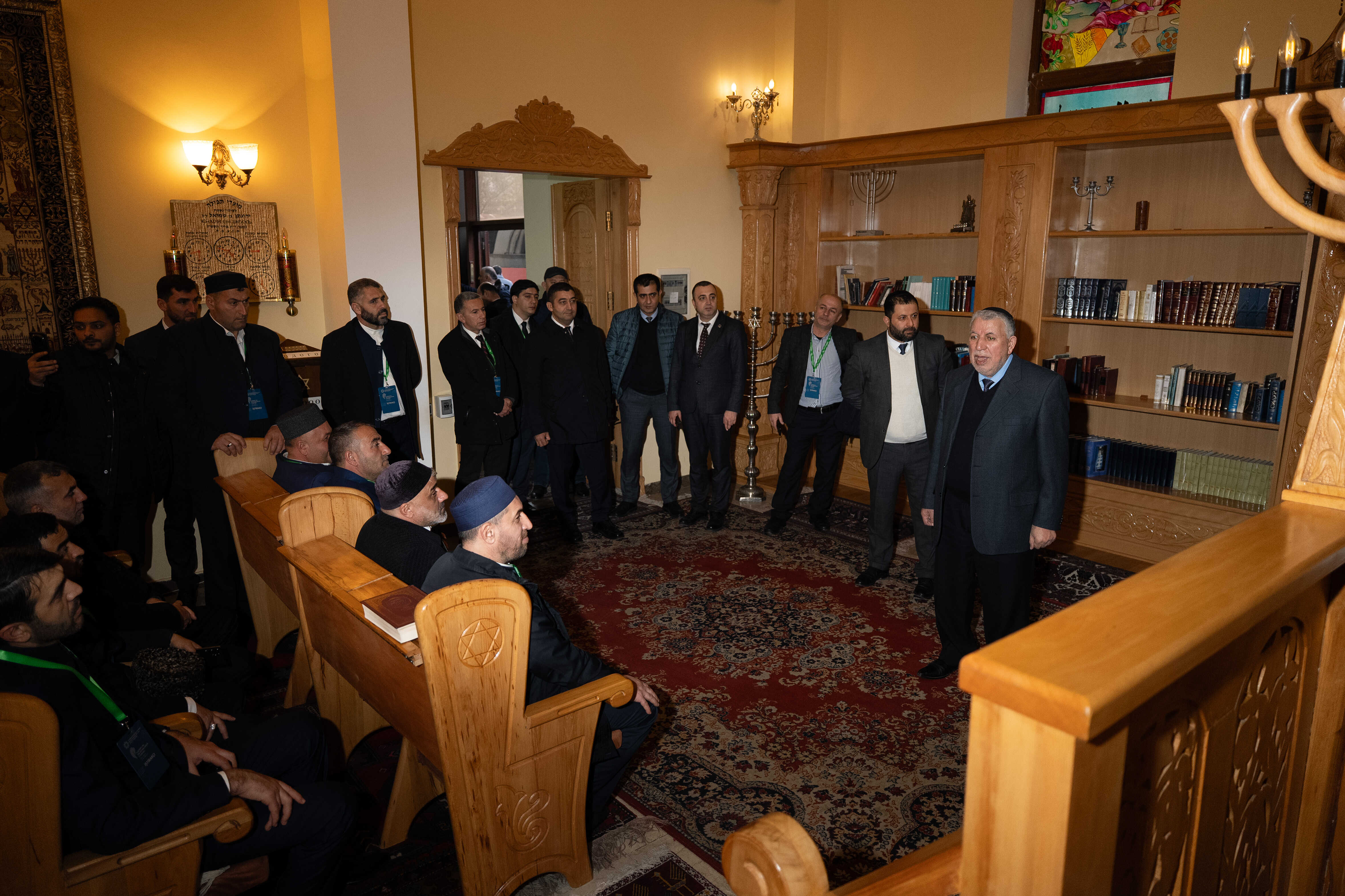 Forum iştirakçıları Müqəddəs Mürdaşıyan Zənənlər Kafedral Kilsəsi və Dağ yəhudiləri sinaqoqunun fəaliyyəti ilə tanış olublar - Image 6
