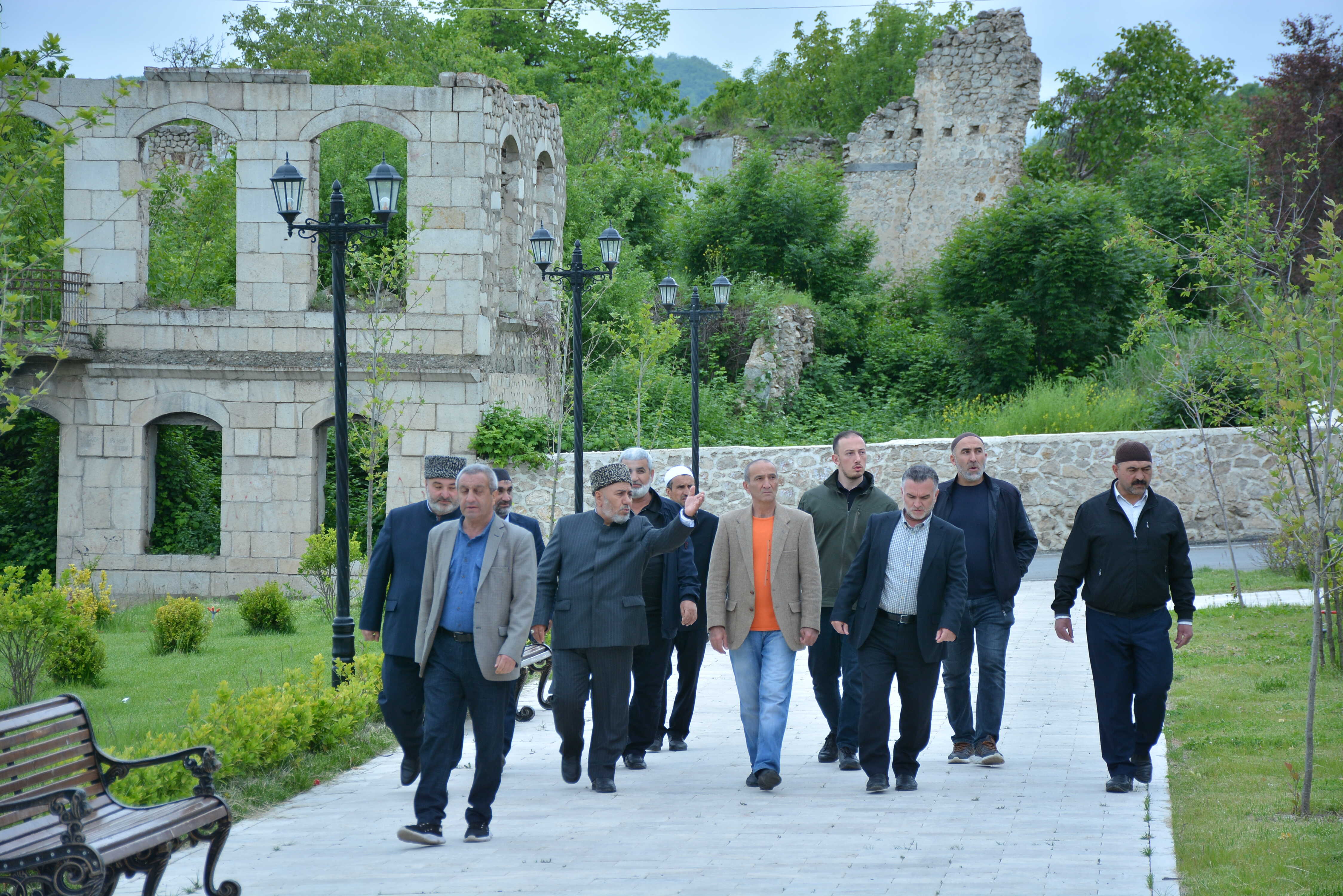 Din xadimləri Qarabağ və Şərqi Zəngəzurdakı tarixi-dini abidələri ziyarət ediblər - Image 6
