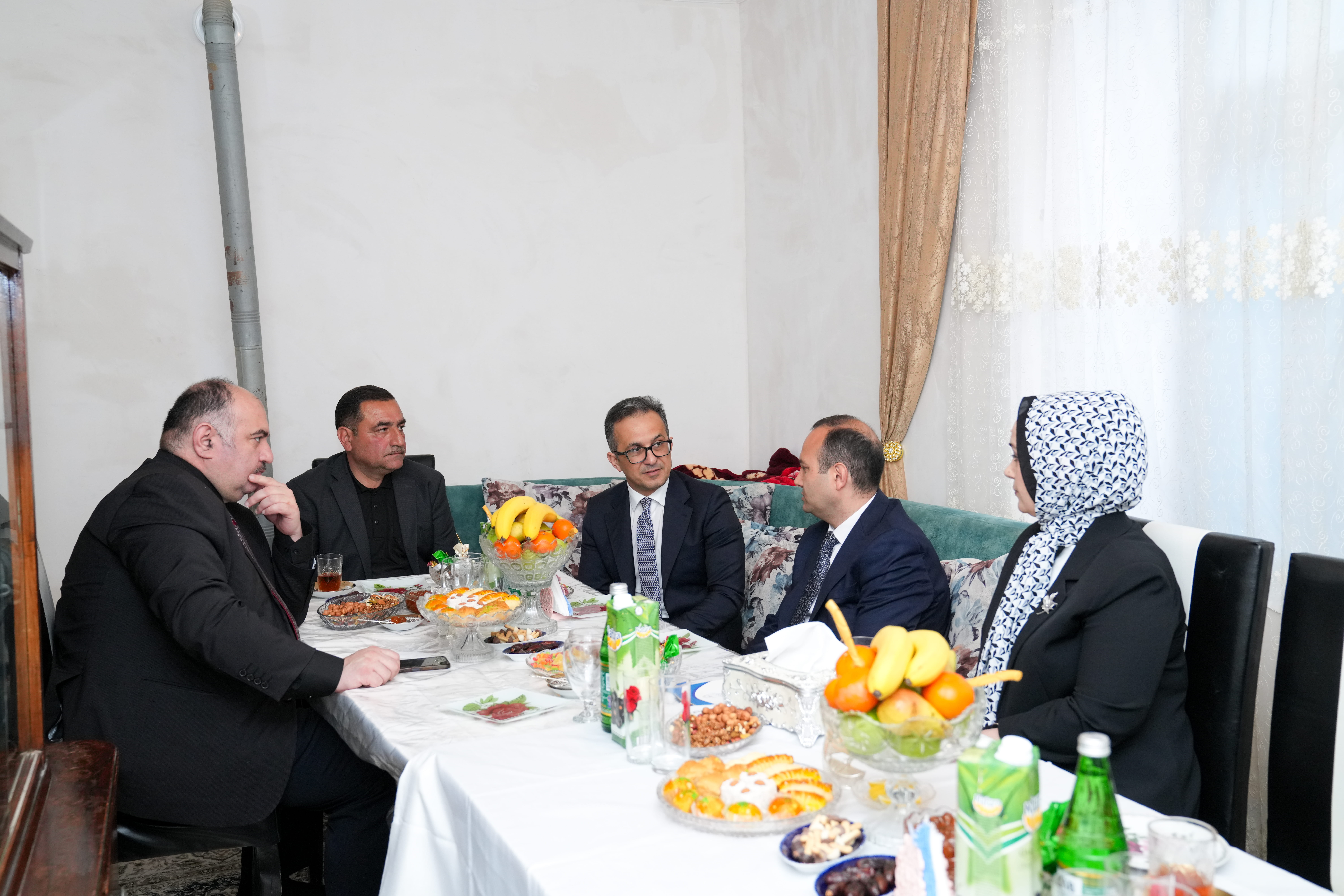 Dövlət Komitəsinin sədri tələbənin ailəsini ziyarət edib