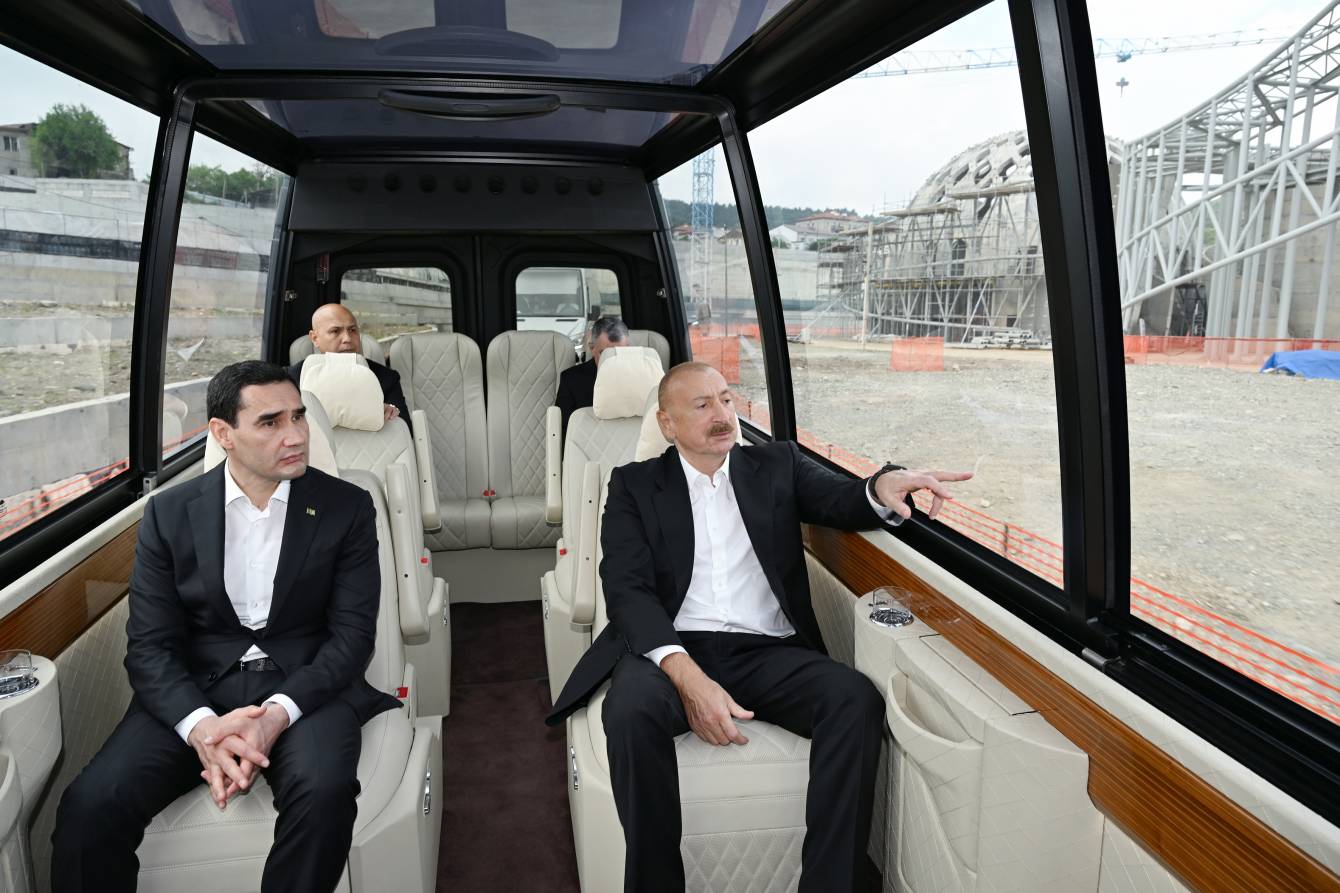 Azərbaycan və Türkmənistan prezidentləri Şuşa məscidində tikinti işlərinin gedişi ilə tanış olublar - Image 7