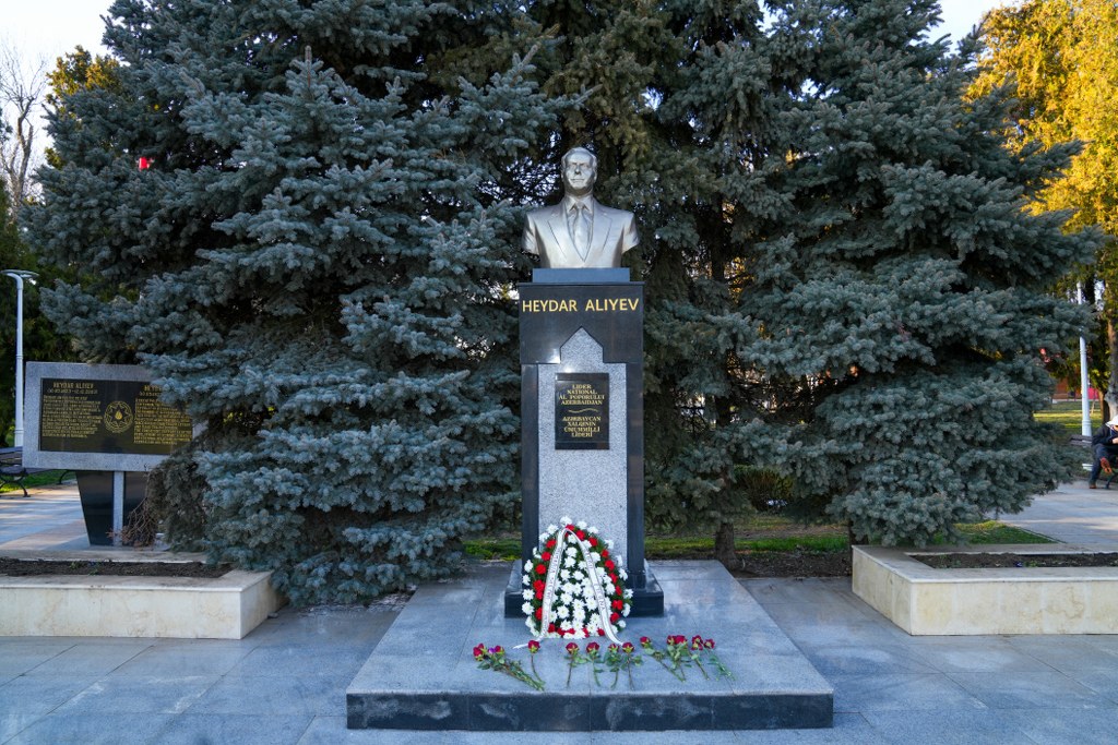 Buxarestdə Ümummilli Lider Heydər Əliyevin abidəsi ziyarət edilib - Image 1