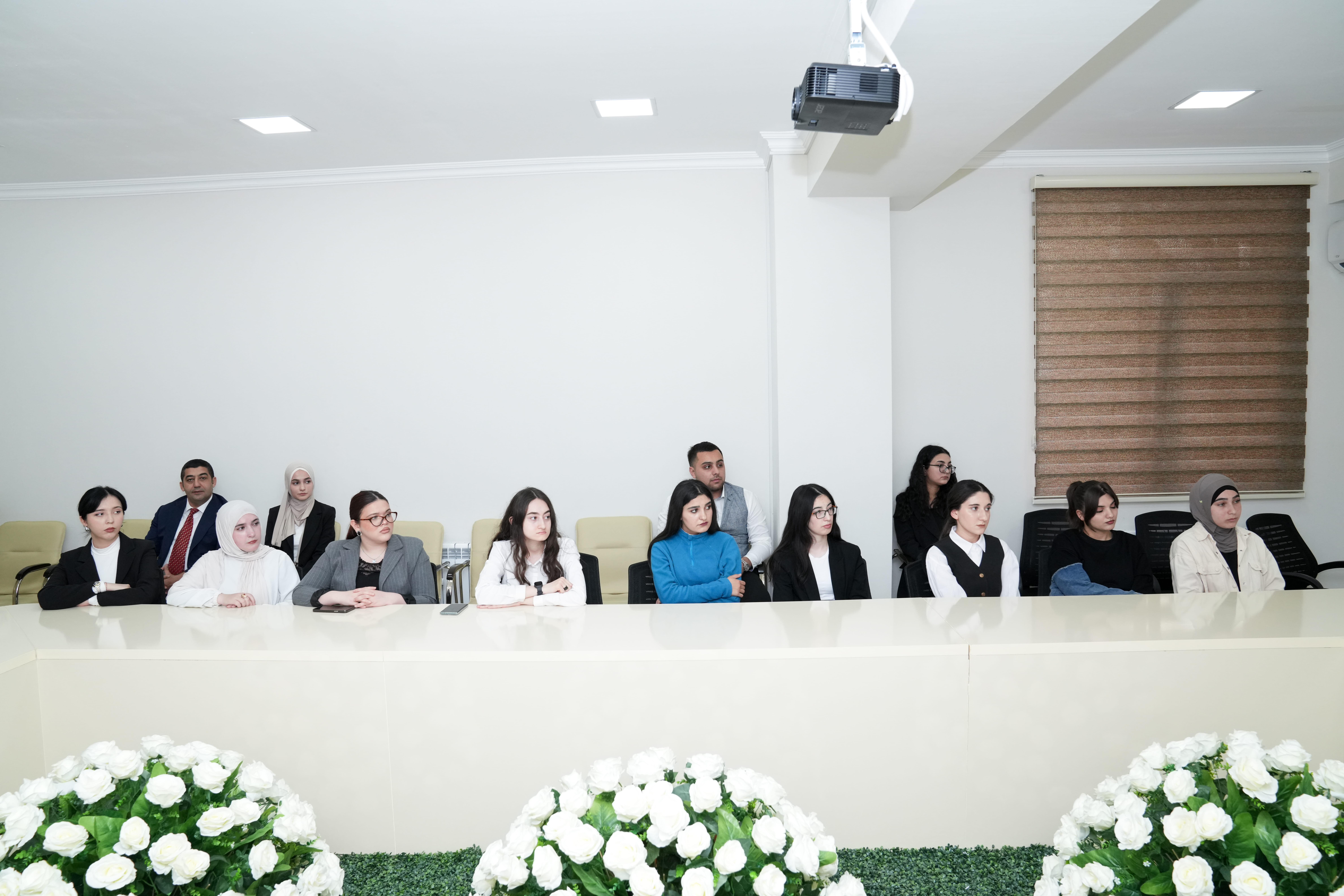 Komitə sədri AMİN könüllüləri ilə görüşüb - Image 3