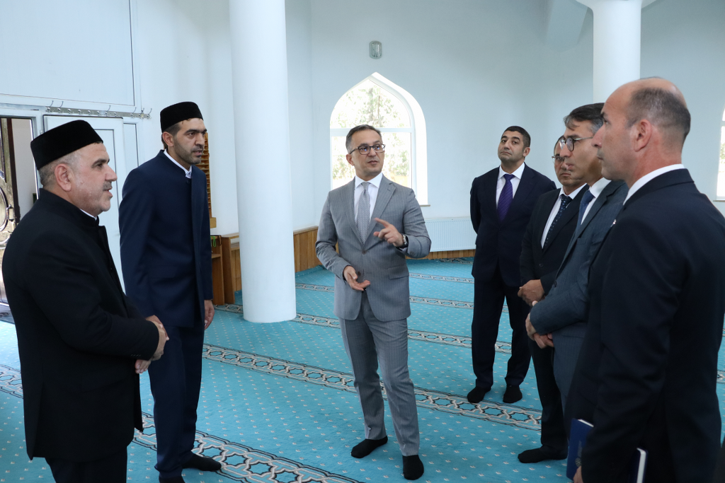 Dövlət Komitəsinin sədri Ağsu şəhərində məscidlərin fəaliyyəti ilə tanış olub - Image 5