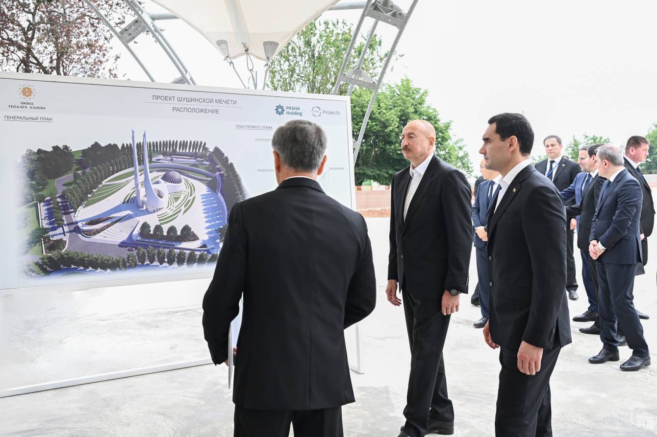 Azərbaycan və Türkmənistan prezidentləri Şuşa məscidində tikinti işlərinin gedişi ilə tanış olublar - Image 1