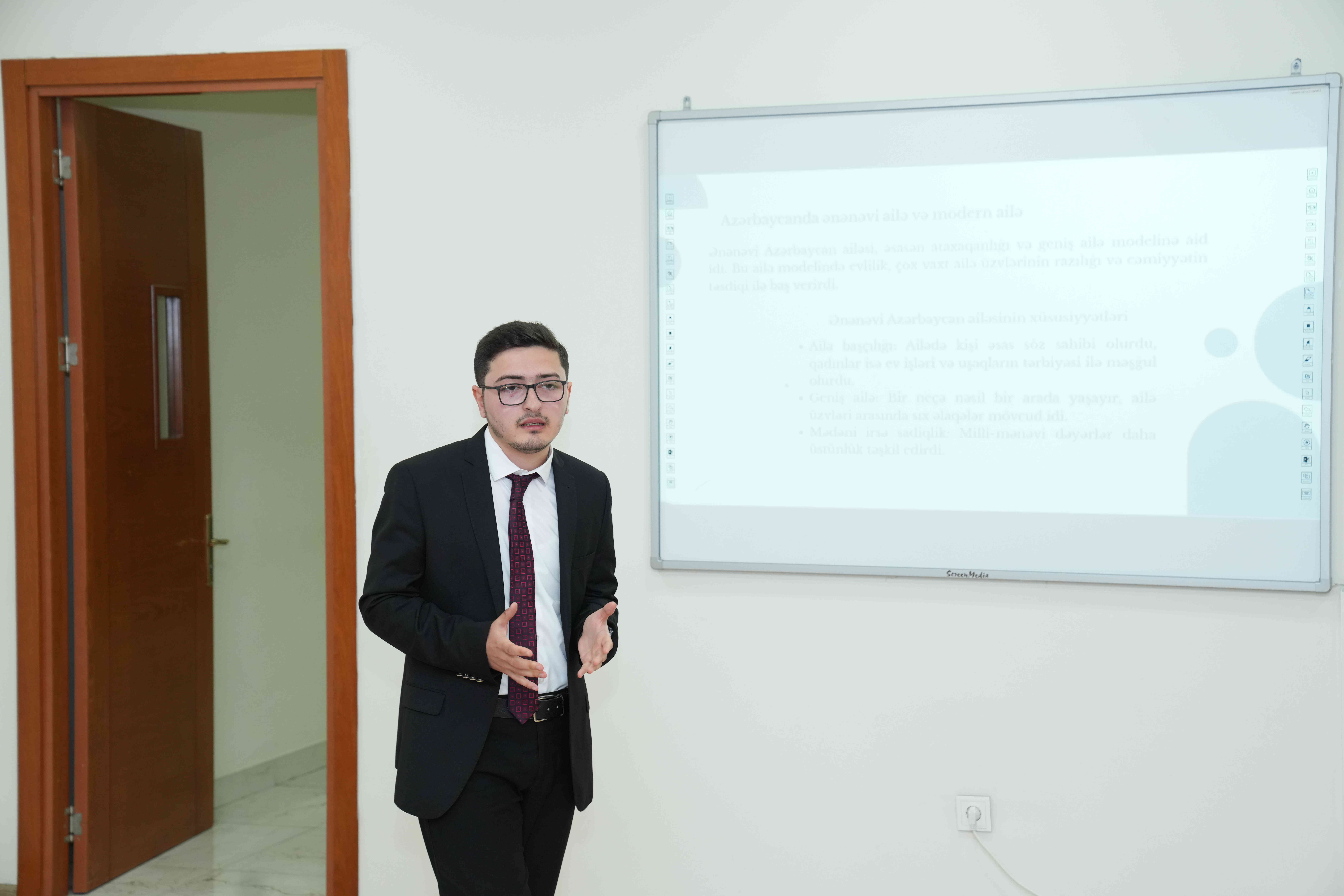 Azərbaycan İlahiyyat İnstitutunda “Ailə dəyərlərimizə gənclərin baxışı” mövzusunda açıq dərs formatında tədbir keçirilib - Image 38