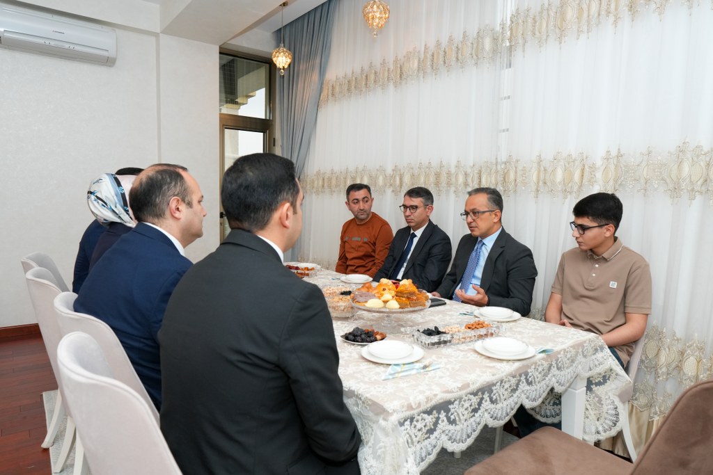 Komitə sədri Aİİ-də təhsil alan tələbənin evini ziyarət edib - Image 1