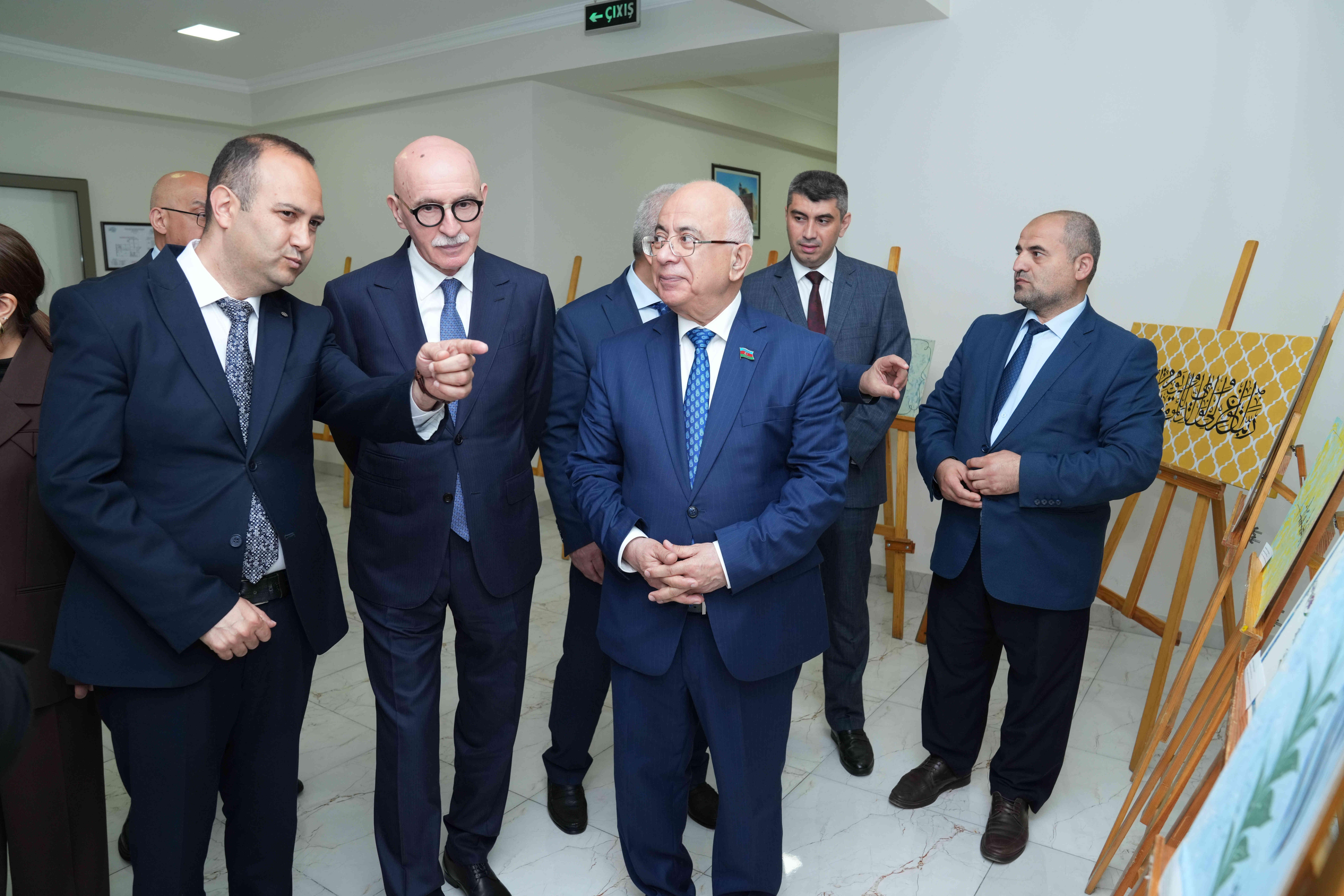 Azərbaycan İlahiyyat İnstitutunda “Ailə dəyərlərimizə gənclərin baxışı” mövzusunda açıq dərs formatında tədbir keçirilib - Image 5