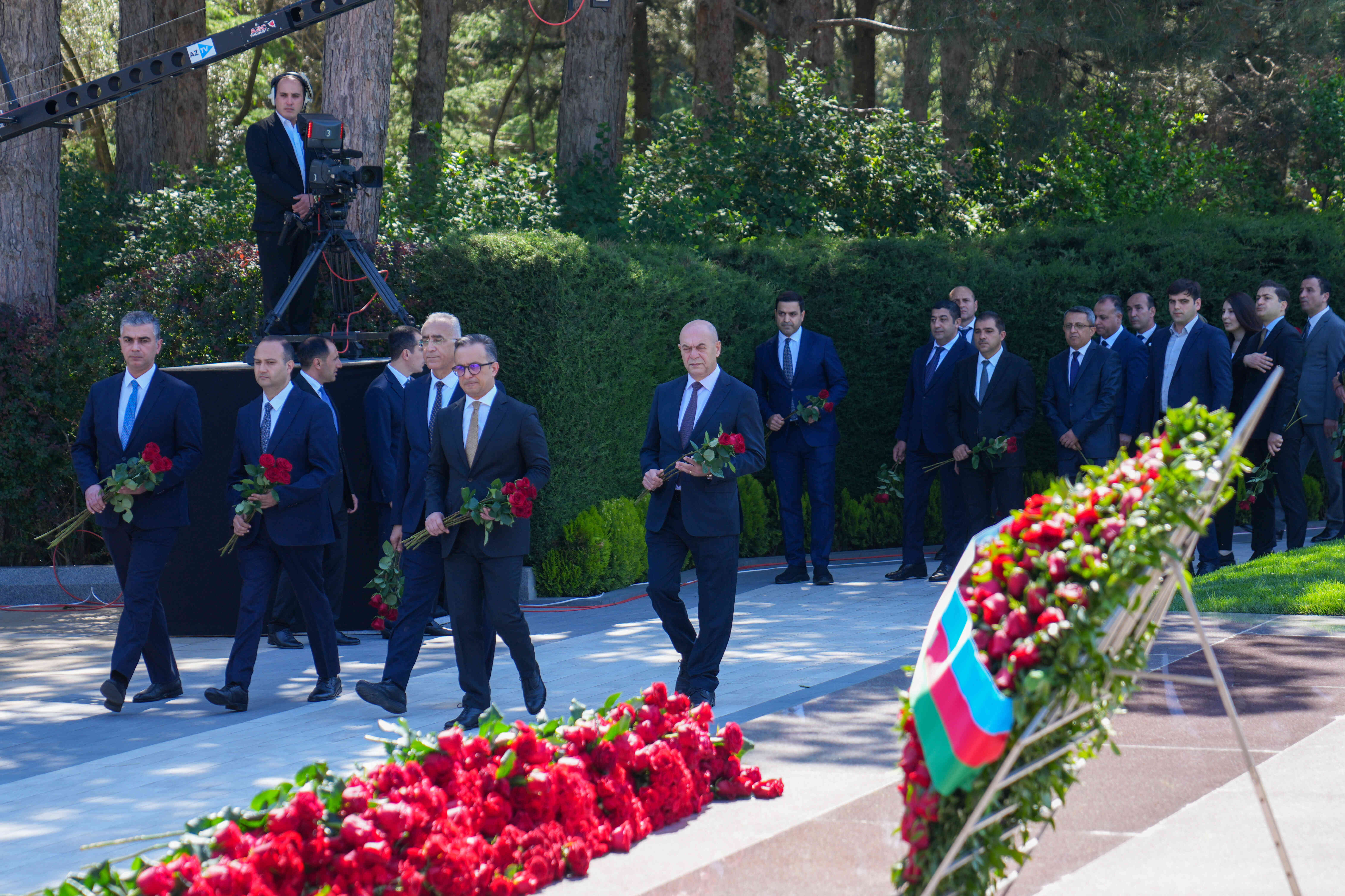 Dövlət Komitəsinin kollektivi Ulu Öndər Heydər Əliyevin məzarını ziyarət edib - Image 3