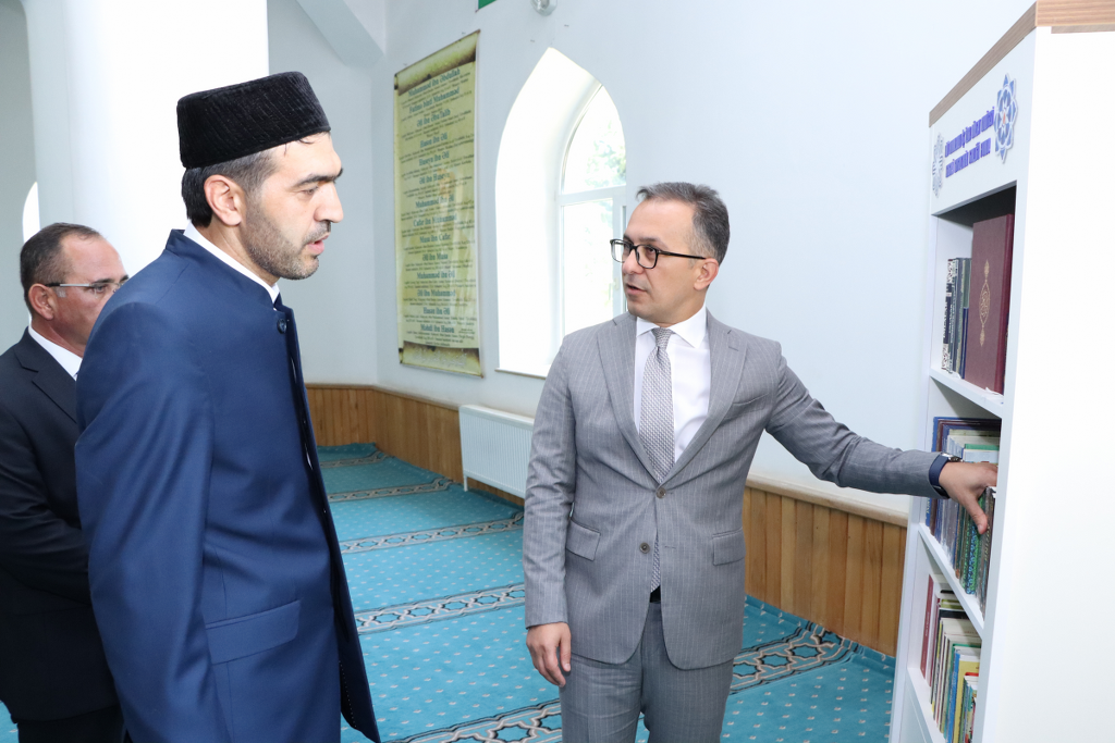 Dövlət Komitəsinin sədri Ağsu şəhərində məscidlərin fəaliyyəti ilə tanış olub - Image 1