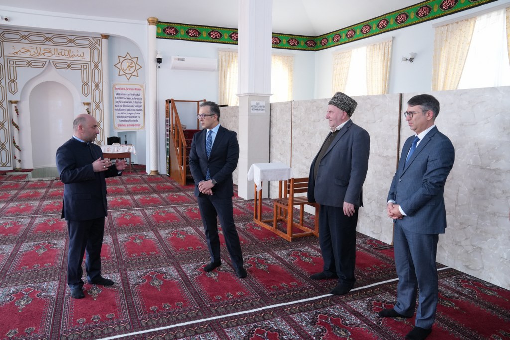 Komitə sədri Göygöl şəhərində yerləşən dini ibadətgahların fəaliyyəti ilə tanış olub - Image 7