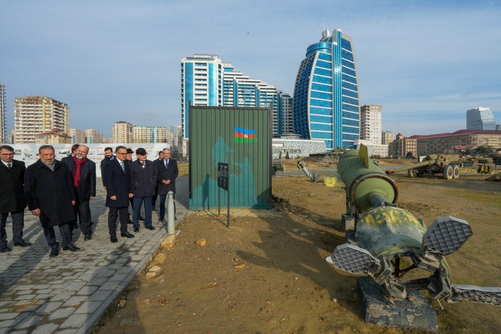 Azərbaycan Din Xadimlərinin II Forumunun iştirakçıları Fəxri xiyaban, Zəfər abidəsi və Hərbi Qənimətlər Parkını ziyarət ediblər - Image 9