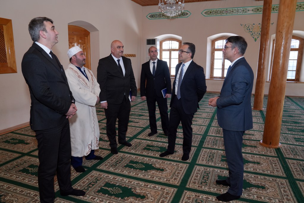 Dövlət Komitəsinin sədri Qaxda yerləşən yerləşən dini ibadətgahların fəaliyyəti ilə tanış olub - Image 15