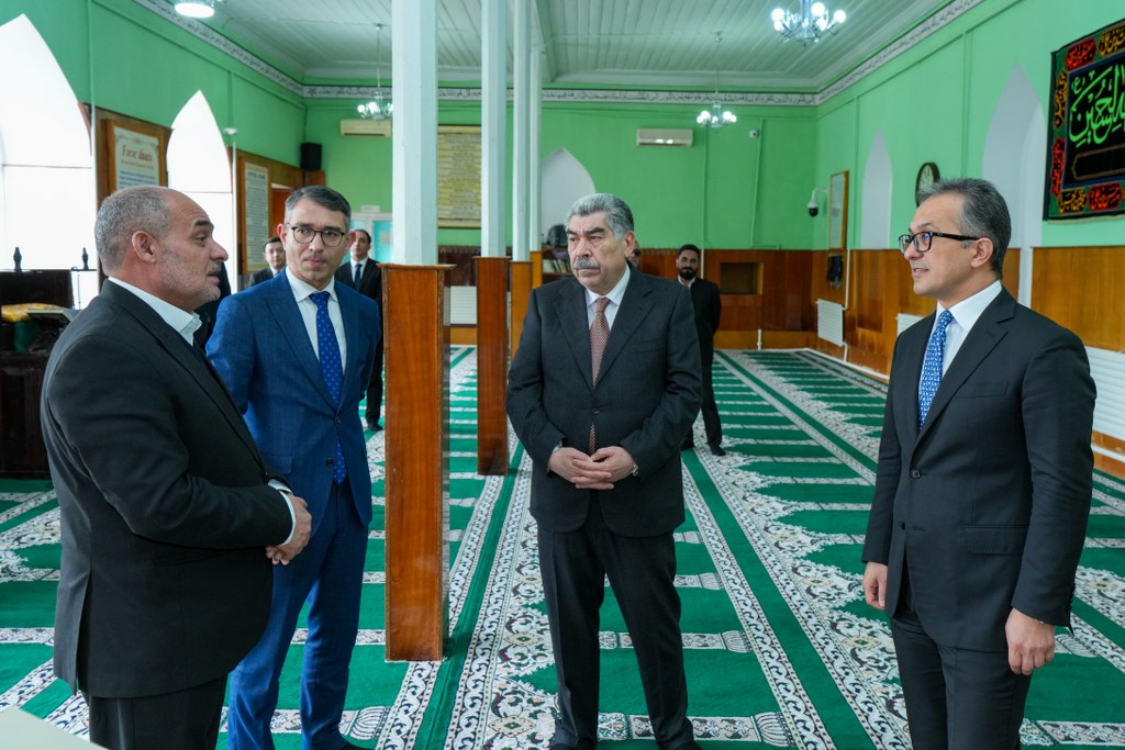 Dövlət Komitəsinin sədri Salyan şəhərində yerləşən məscidlərin fəaliyyəti ilə tanış olub - Image 5