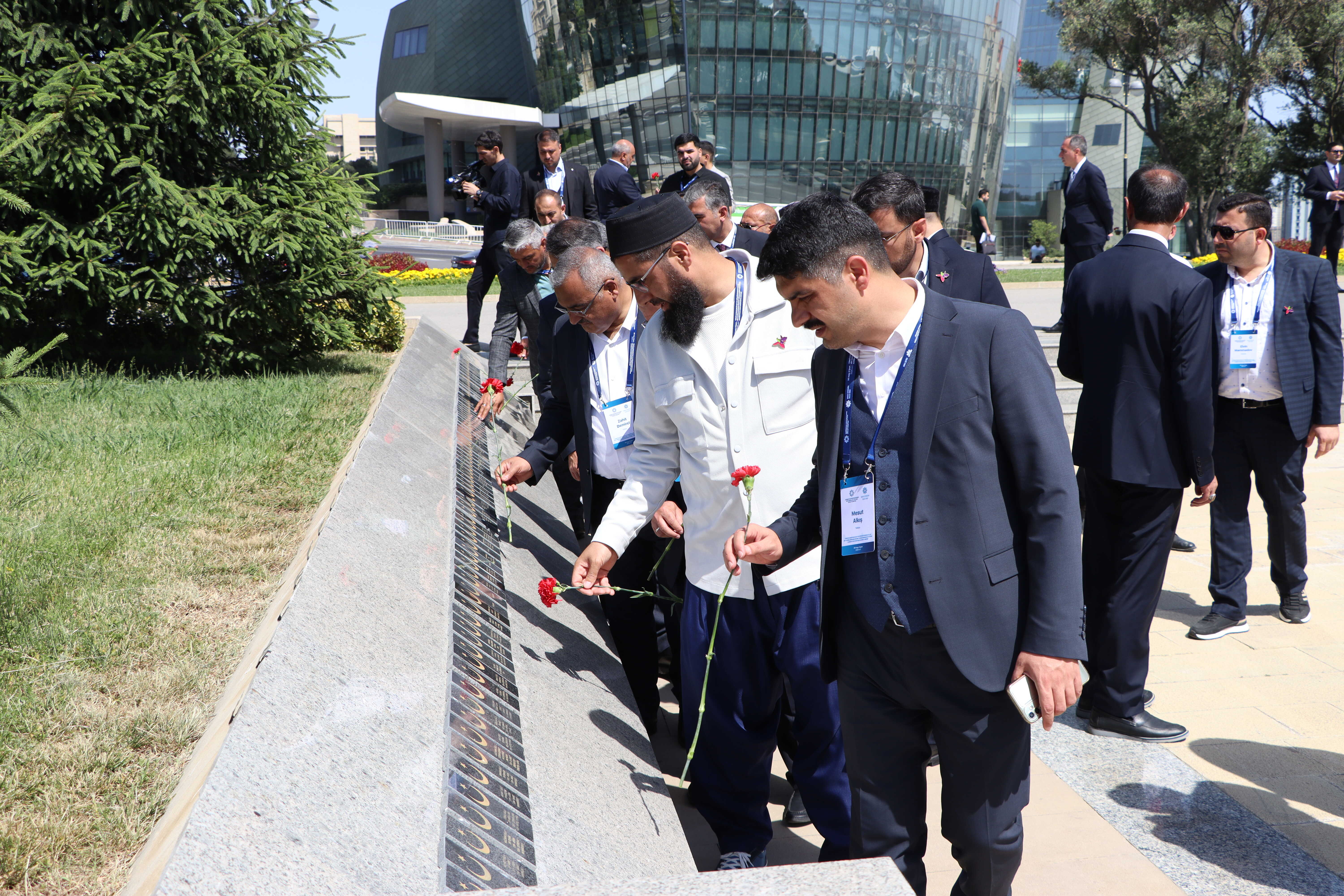 Din xadimləri Fəxri xiyabanı və Şəhidlər xiyabanını, Türk şəhidliyi abidəsini ziyarət ediblər - Image 3