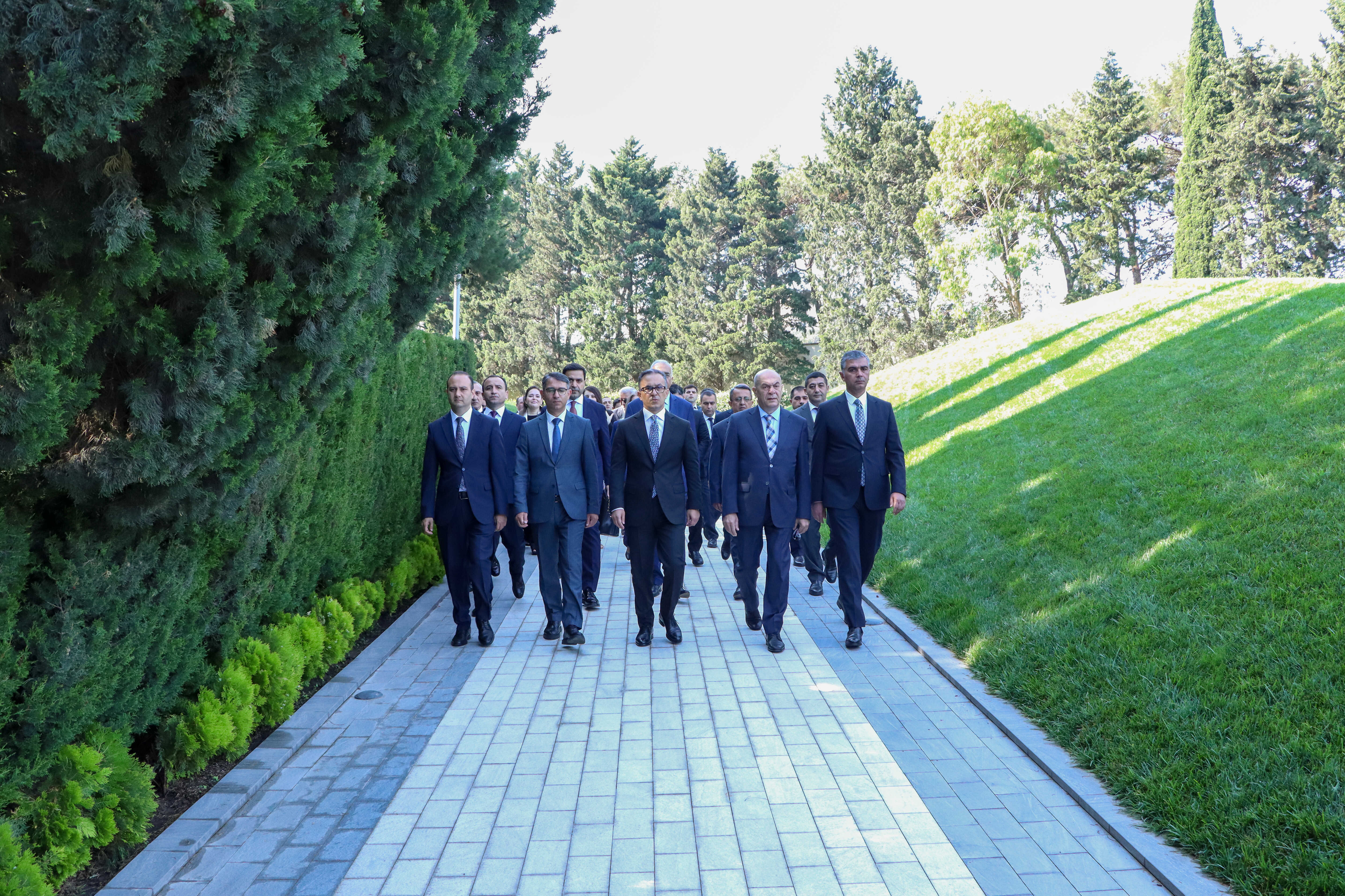 Dini Qurumlarla İş üzrə Dövlət Komitəsinin və tabeliyindəki qurumların kollektivi Fəxri xiyabanı ziyarət edib - Image 15