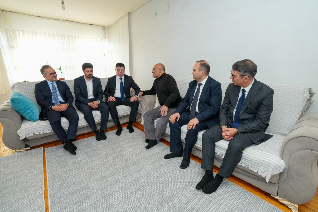 Komitə sədri İğdırda Aİİ-də təhsil alan tələbənin ailəsini ziyarət edib - Image 1