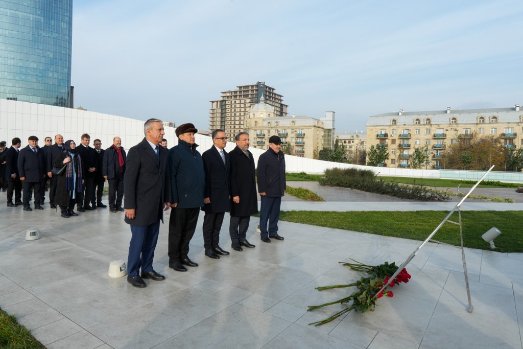 Azərbaycan Din Xadimlərinin II Forumunun iştirakçıları Fəxri xiyaban, Zəfər abidəsi və Hərbi Qənimətlər Parkını ziyarət ediblər - Image 8
