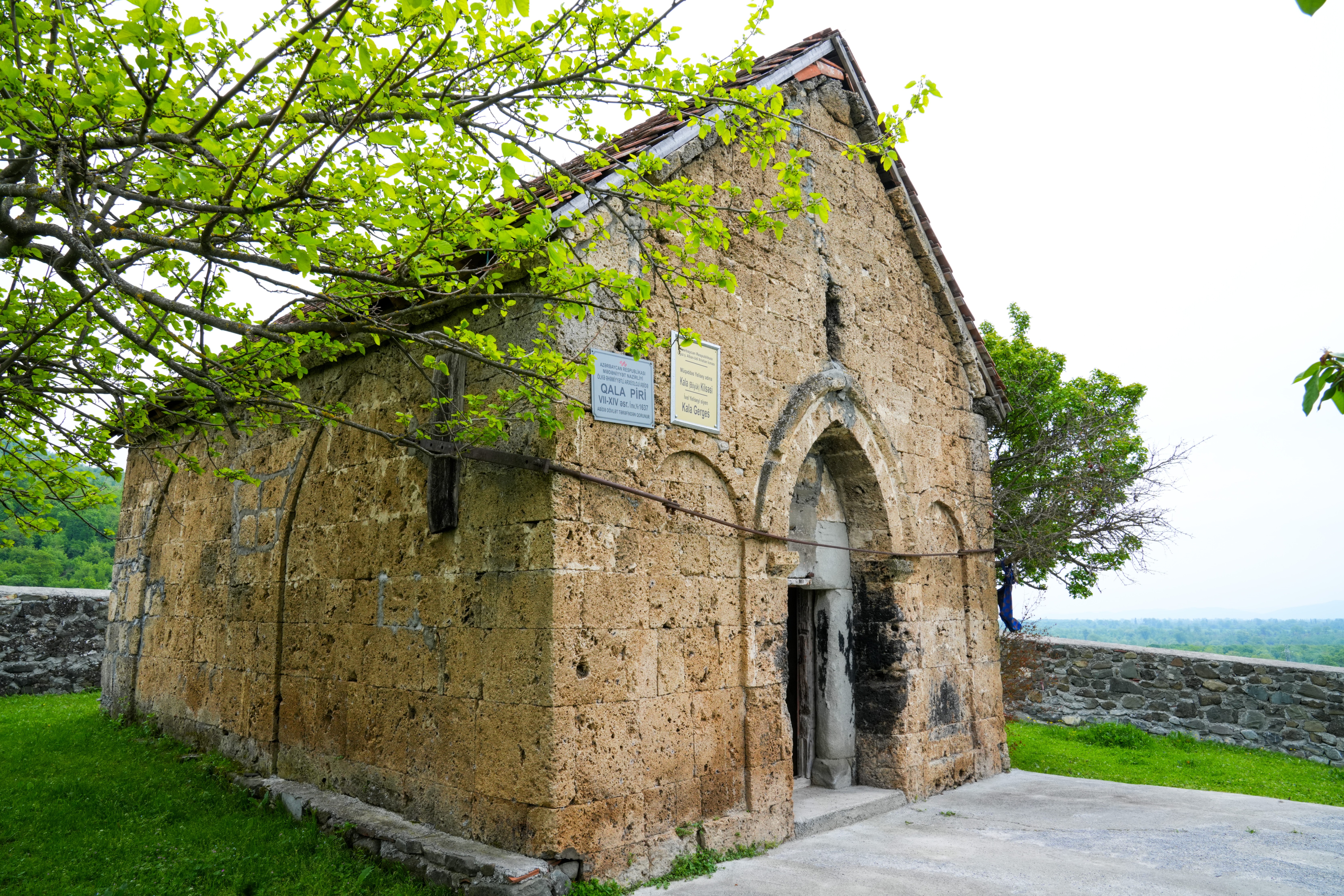 Komitə sədri Oğuz rayonununda dini ibadət yerlərini ziyarət edib - Image 1