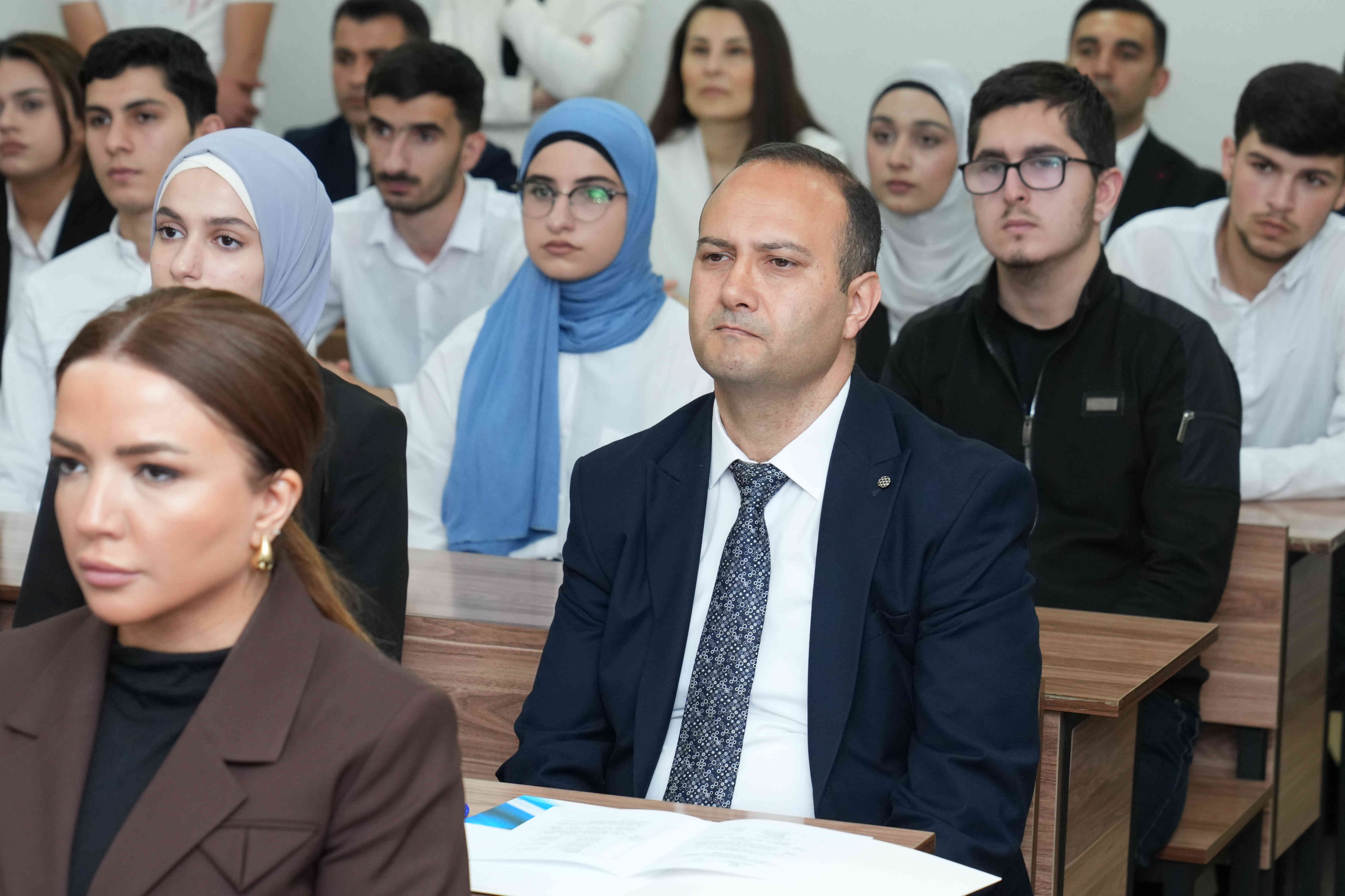 Azərbaycan İlahiyyat İnstitutunda “Ailə dəyərlərimizə gənclərin baxışı” mövzusunda açıq dərs formatında tədbir keçirilib - Image 30