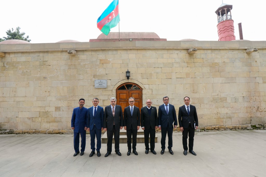 Dövlət Komitəsinin sədri Salyan şəhərində yerləşən məscidlərin fəaliyyəti ilə tanış olub - Image 7