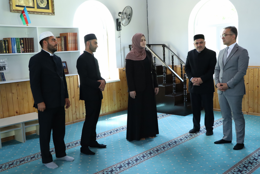 Dövlət Komitəsinin sədri Ağsu şəhərində məscidlərin fəaliyyəti ilə tanış olub - Image 9
