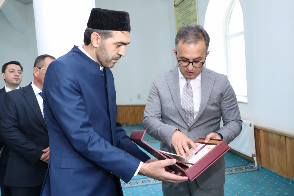 Dövlət Komitəsinin sədri Ağsu şəhərində məscidlərin fəaliyyəti ilə tanış olub - Image 3