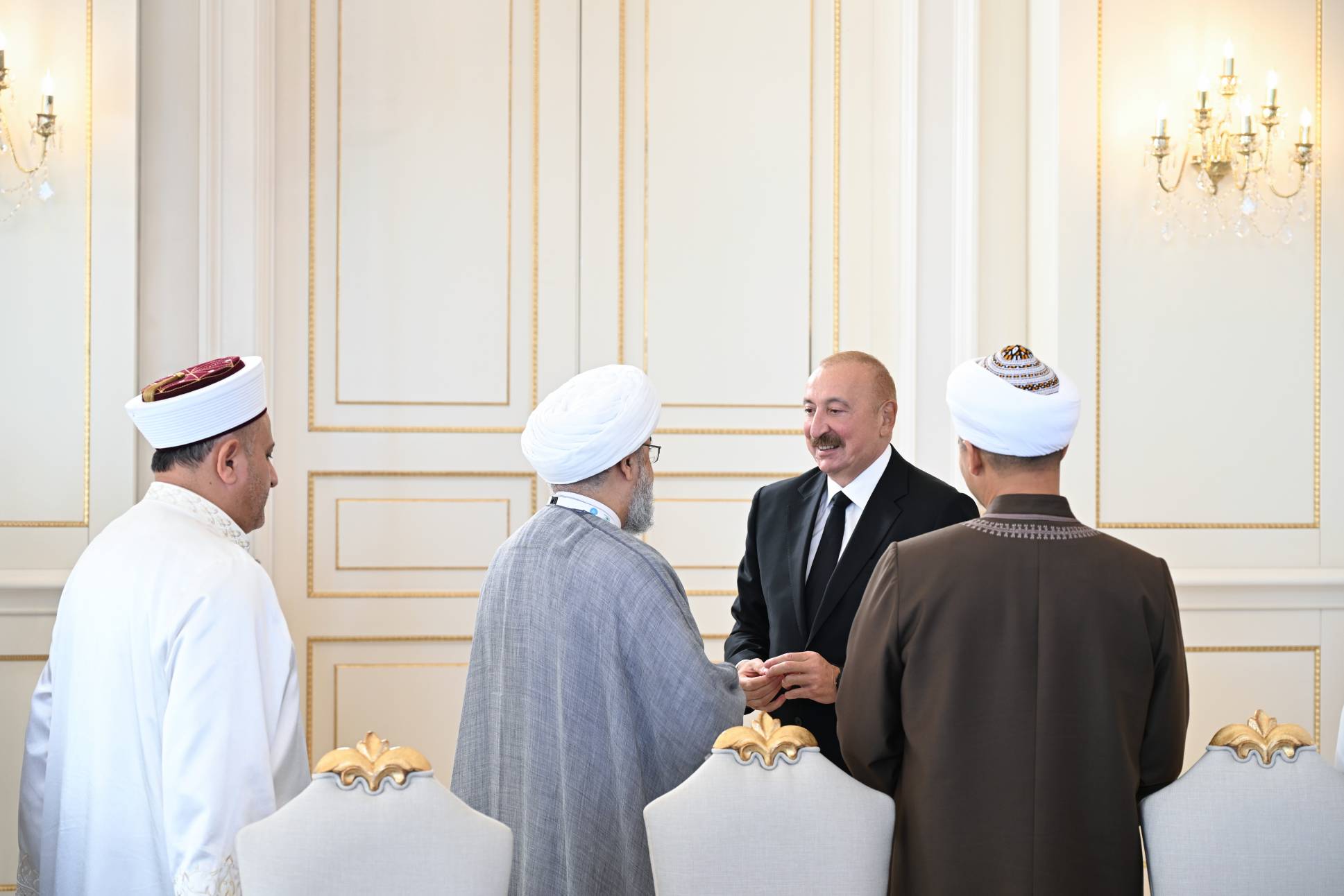 Prezident İlham Əliyev Bakıda keçirilən beynəlxalq konfransların iştirakçılarını qəbul edib - Image 39