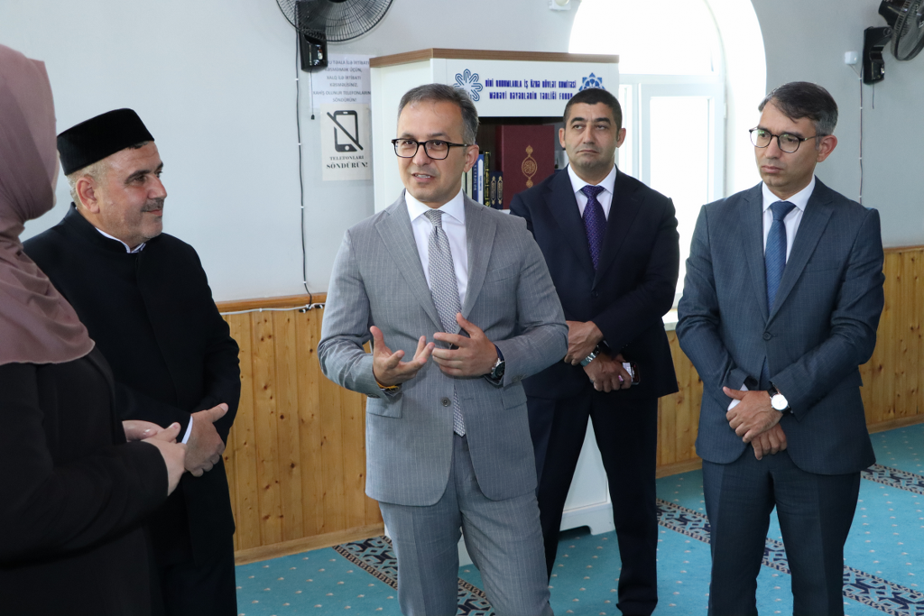 Dövlət Komitəsinin sədri Ağsu şəhərində məscidlərin fəaliyyəti ilə tanış olub - Image 10