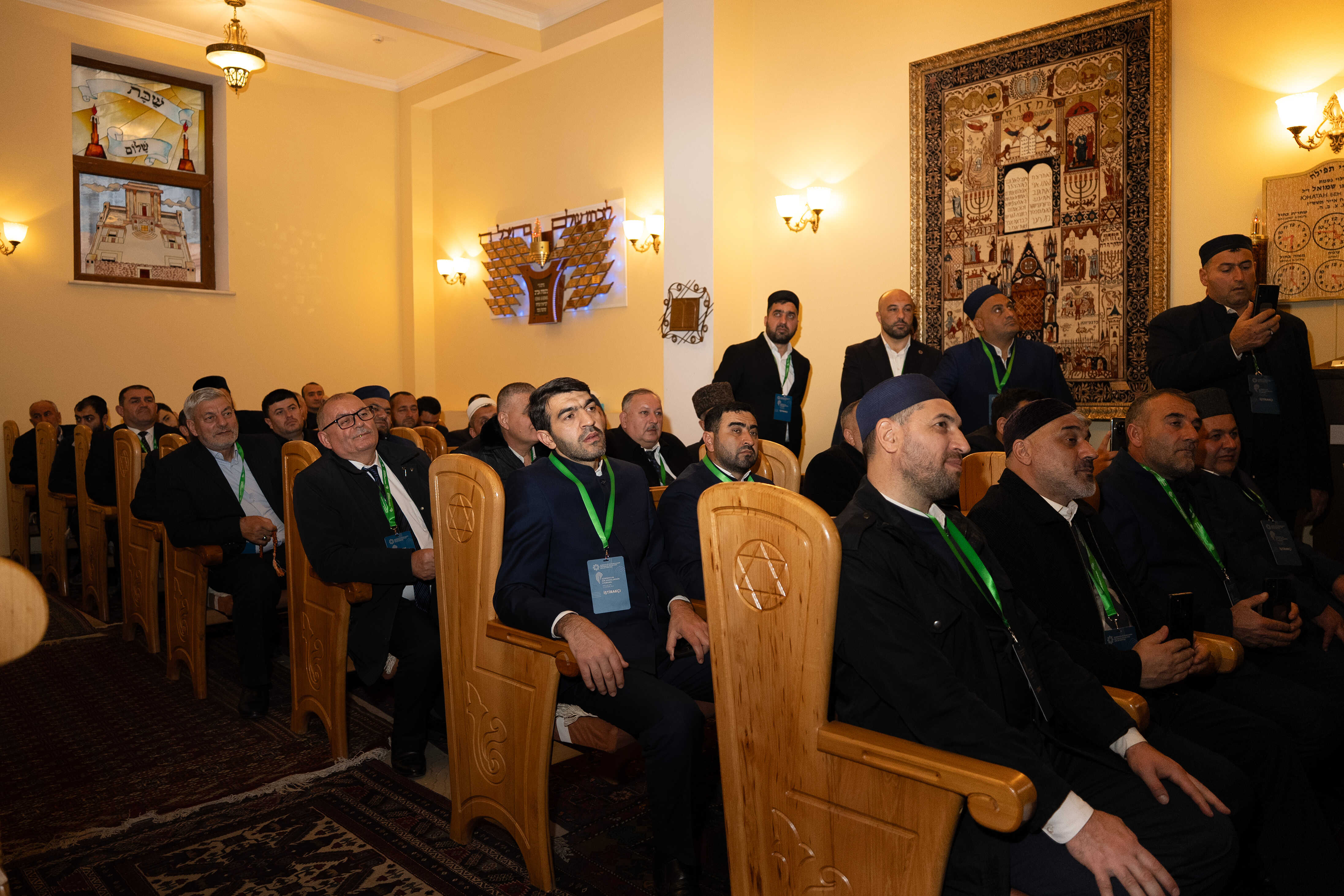 Forum iştirakçıları Müqəddəs Mürdaşıyan Zənənlər Kafedral Kilsəsi və Dağ yəhudiləri sinaqoqunun fəaliyyəti ilə tanış olublar - Image 7