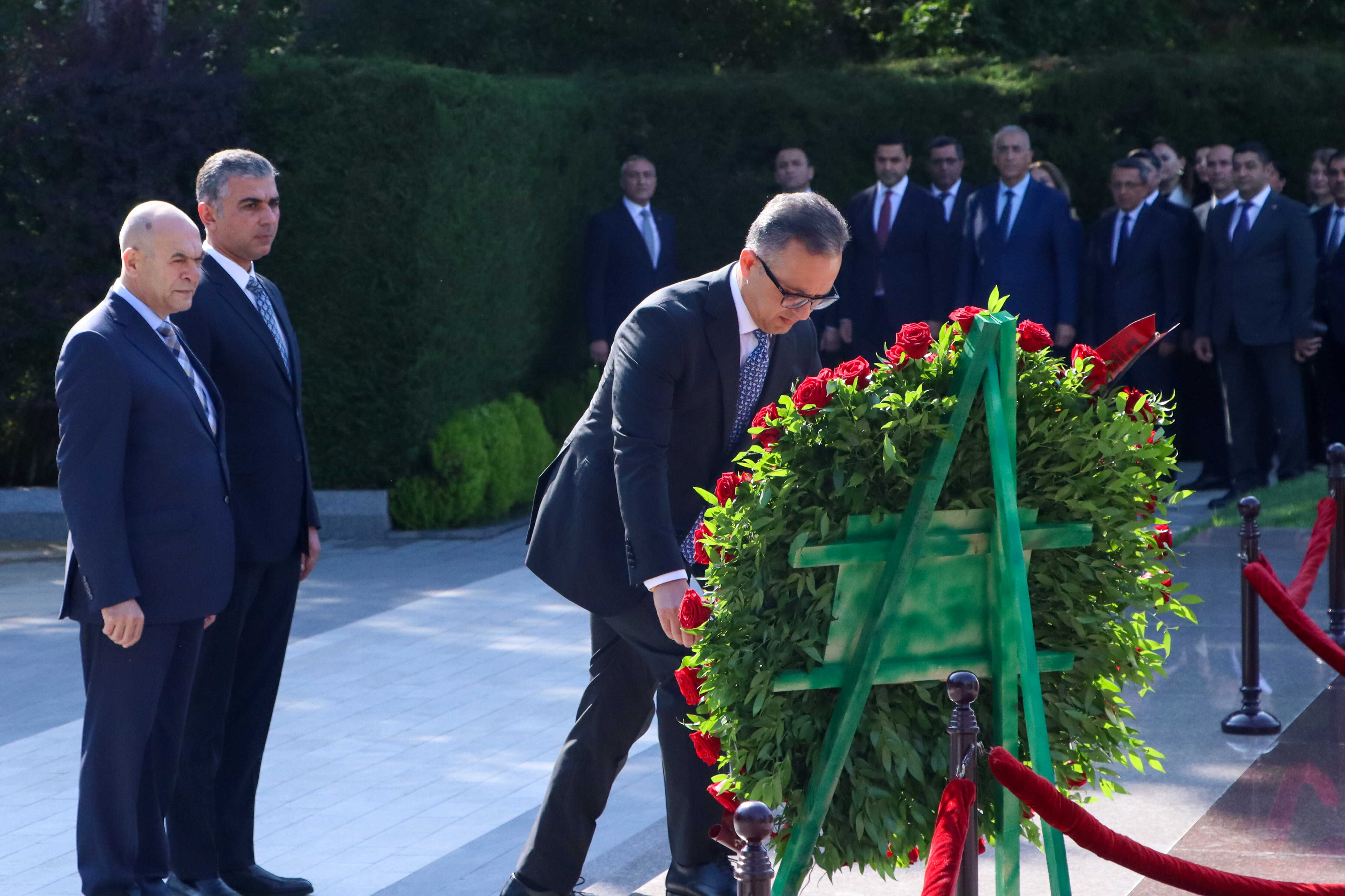 Dini Qurumlarla İş üzrə Dövlət Komitəsinin və tabeliyindəki qurumların kollektivi Fəxri xiyabanı ziyarət edib - Image 13