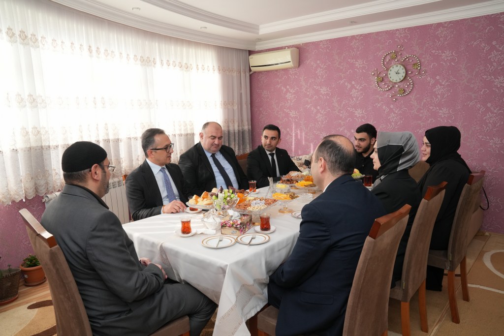 Dövlət Komitəsinin sədri Aİİ-də təhsil alan tələbənin evini ziyarət edib - Image 3