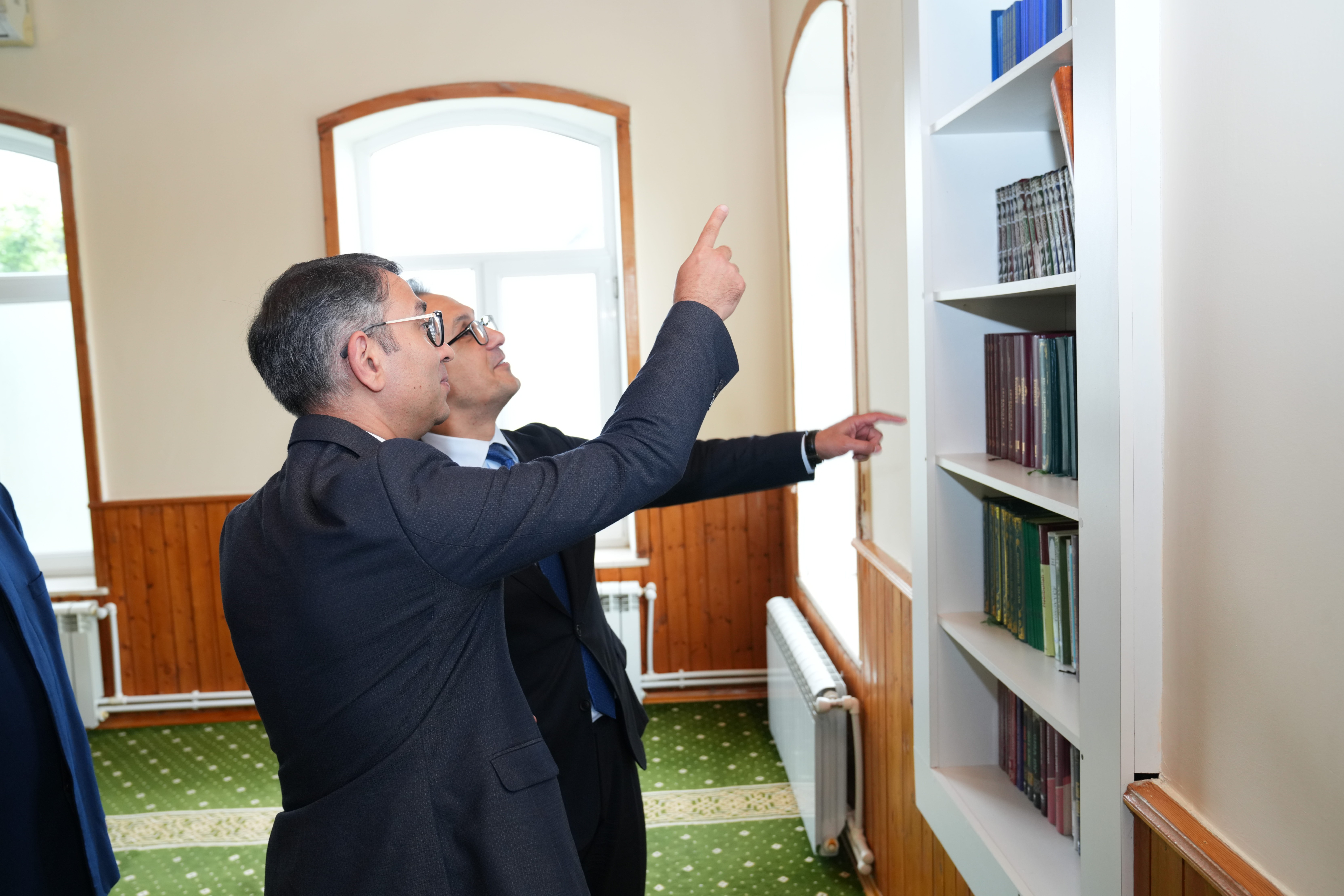 Komitə sədri Oğuz rayonununda dini ibadət yerlərini ziyarət edib - Image 12