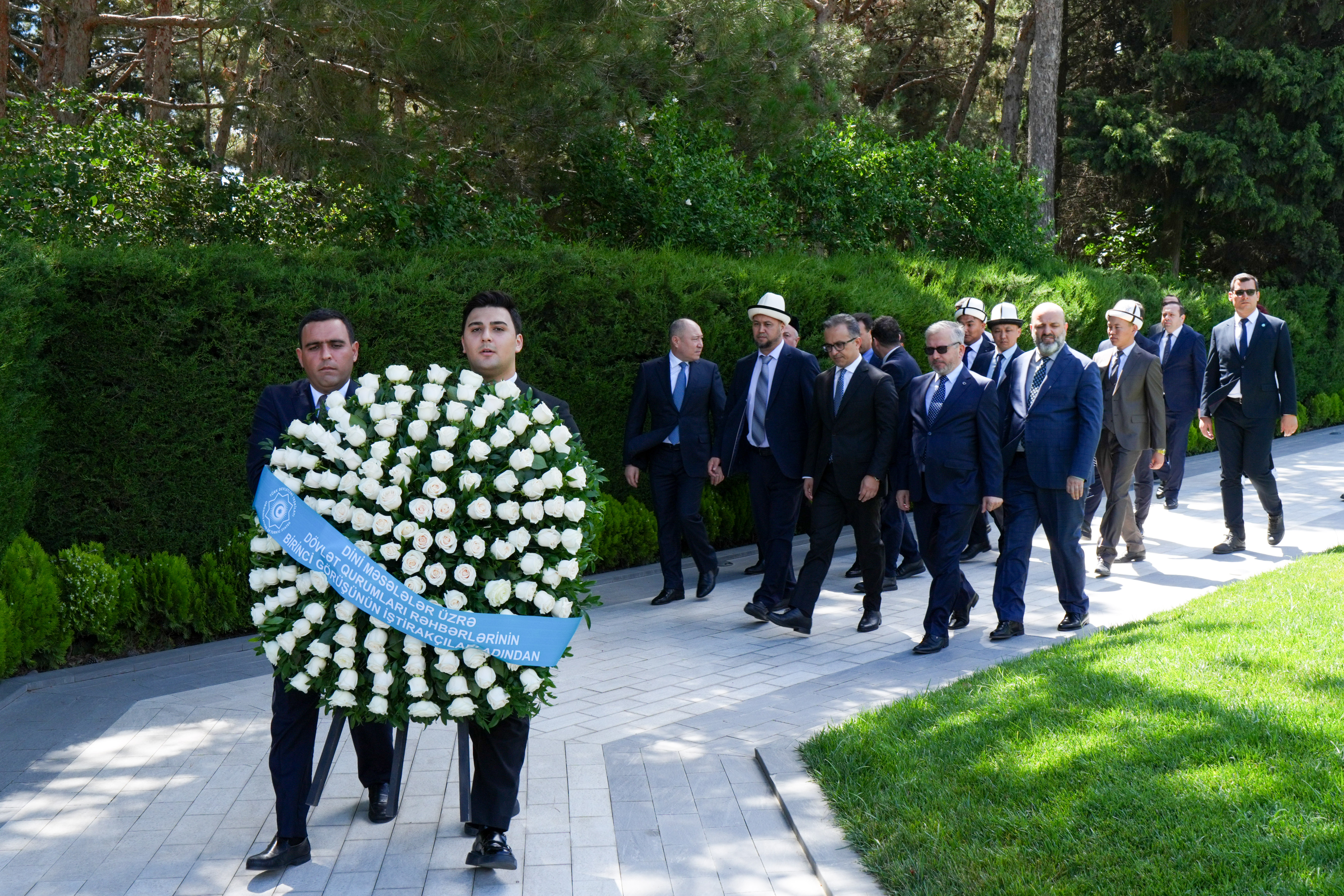 TDT-yə üzv ölkələrin dini məsələlər üzrə dövlət qurumları rəhbərləri Fəxri Xiyabanı və Zəfər abidəsini ziyarət ediblər - Image 1