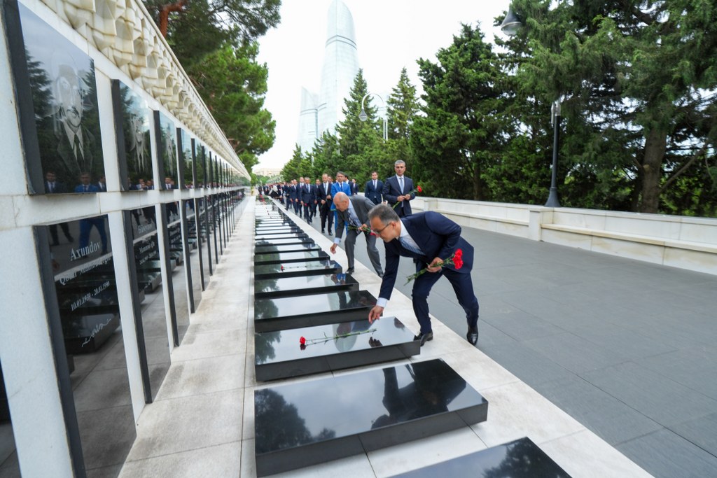 Dini Qurumlarla İş üzrə Dövlət Komitəsinin, tabeliyindəki qurumların kollektivi Fəxri xiyabanı və Şəhidlər xiyabanını ziyarət edib. - Image 9